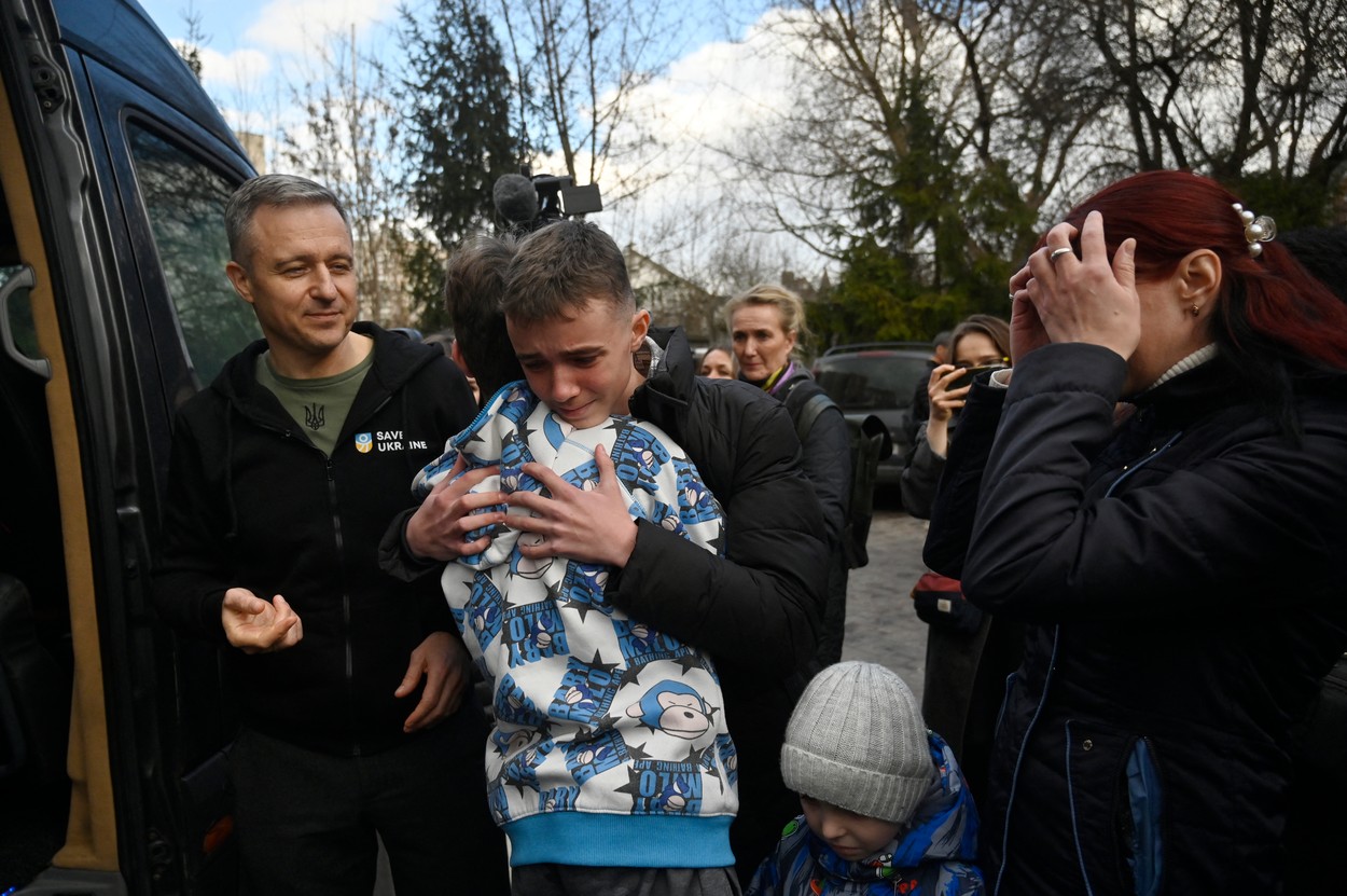 „Mamă, nu vreau să-ți povestesc, nu vei mai dormi noaptea”. Mărturiile copiilor ucraineni răpiți de ruși care s-au întors acasă după 6 luni
