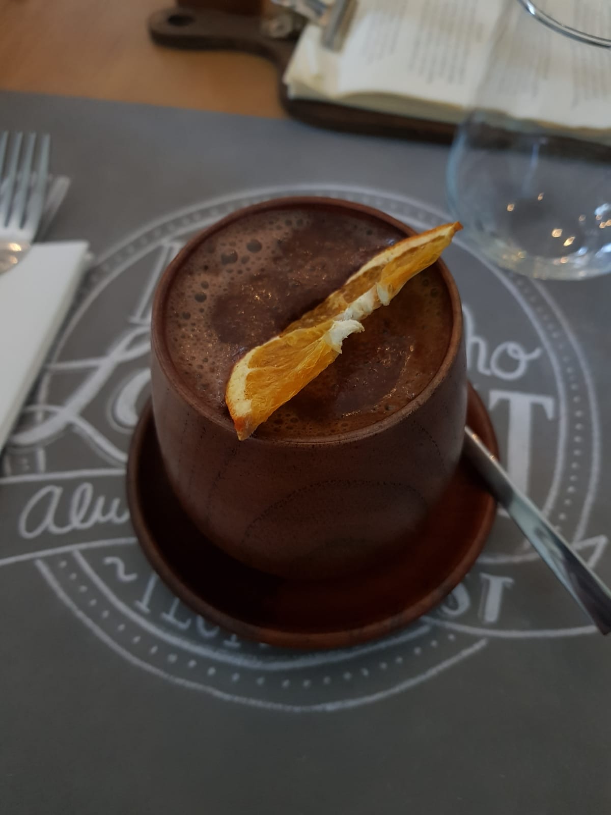 Pariul Mădălinei: primul restaurant din România unde nimic nu se aruncă, totul se transformă. Ce gust au chipsurile din zaț de cafea și piureul din coji de mere?