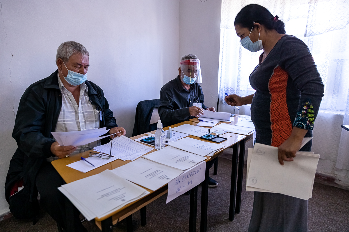 Cozi la alegeri în Ţăndărei, fost focar de Covid-19. Oamenii au votat pentru “şuşale”