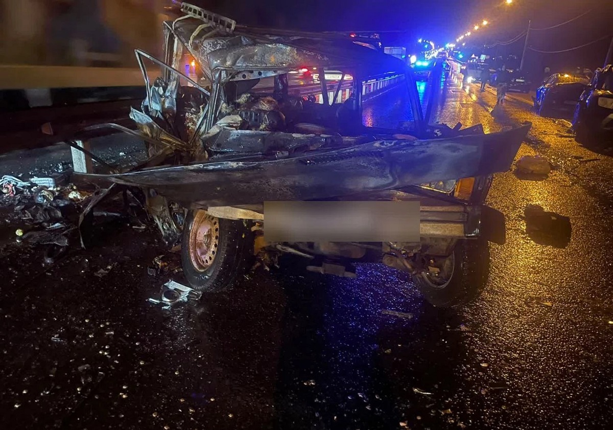 Accident teribil pe autostrada Kiev, de lângă Moscova. Un camion a lovit șase mașini, una a luat foc și o familie cu doi copii a murit