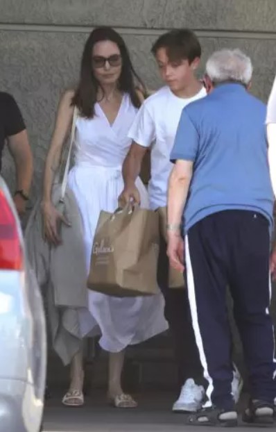 Angelina Jolie, apariție surprinzătoare alături de Knox. Ce făcea fiul său în vârstă de 14 ani?