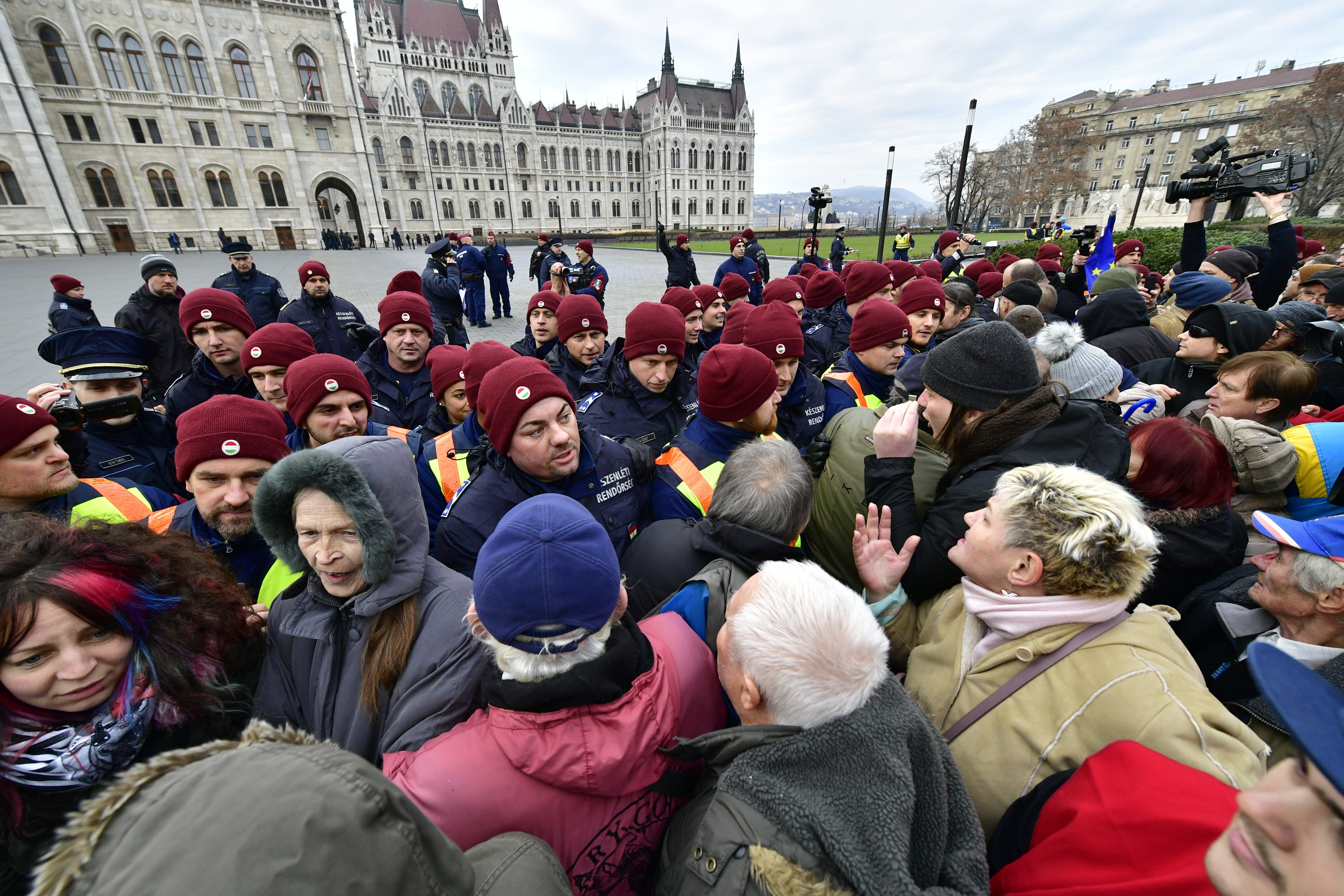 Mii de unguri au protestat împotriva "legii sclaviei", sâmbătă, la Budapesta