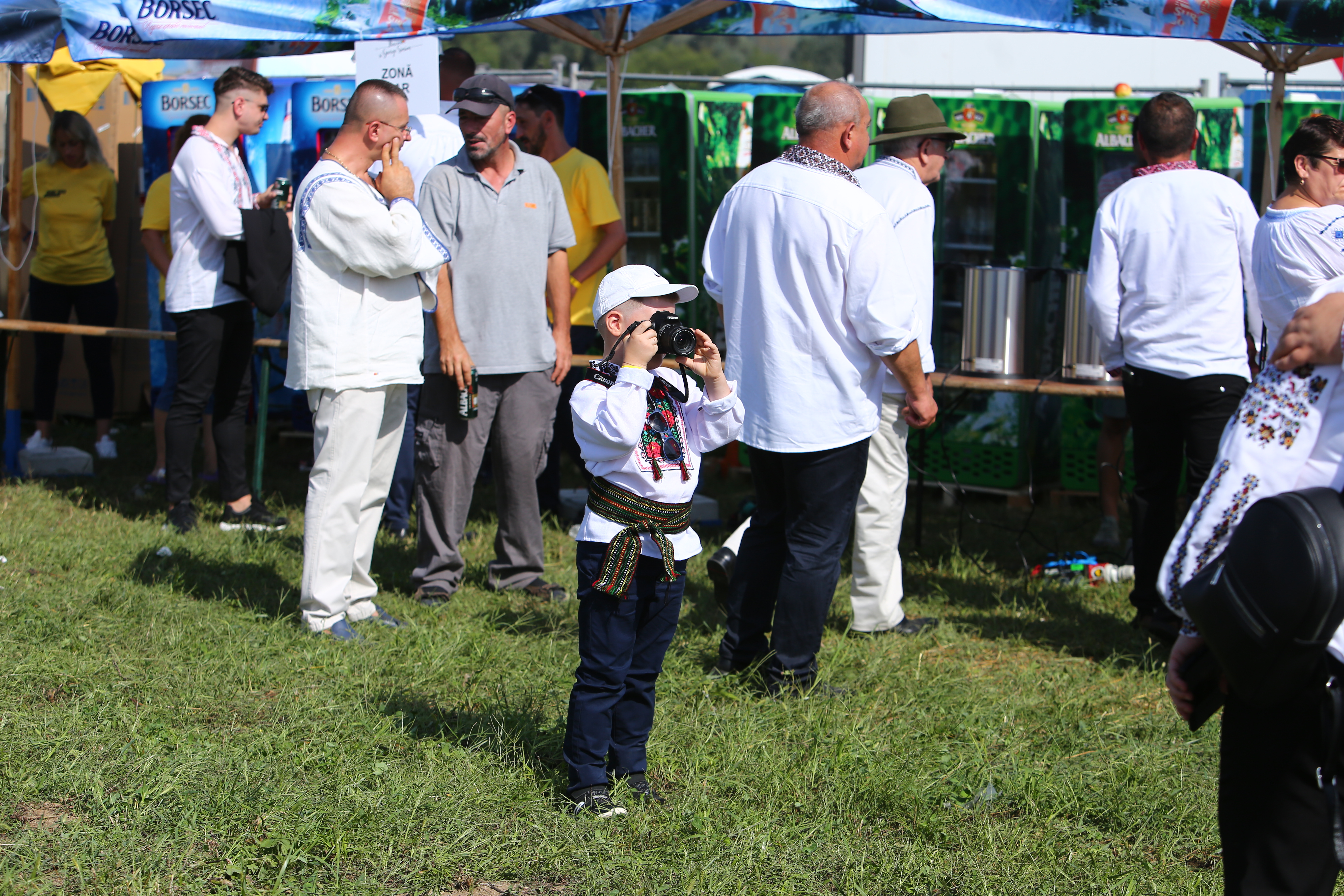 FOTO. Nunta lui George Simion, văzută de la fața locului. Câteva sute de oameni au rezistat în fața scenei, petrecerea a continuat până la 7 dimineața