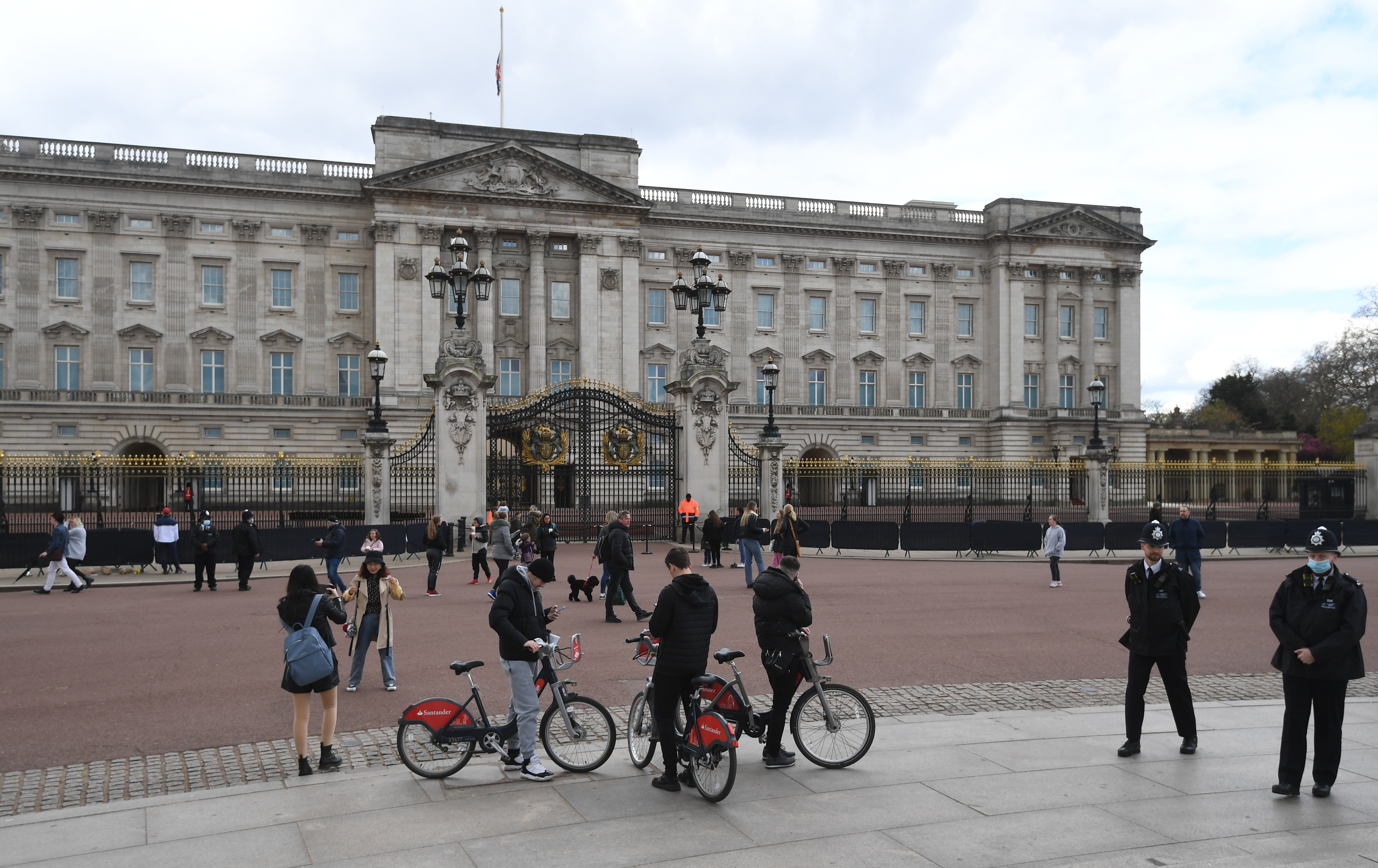 Prințul Charles vrea să deschidă pentru vizitatori palatele coroanei britanice, când va deveni rege