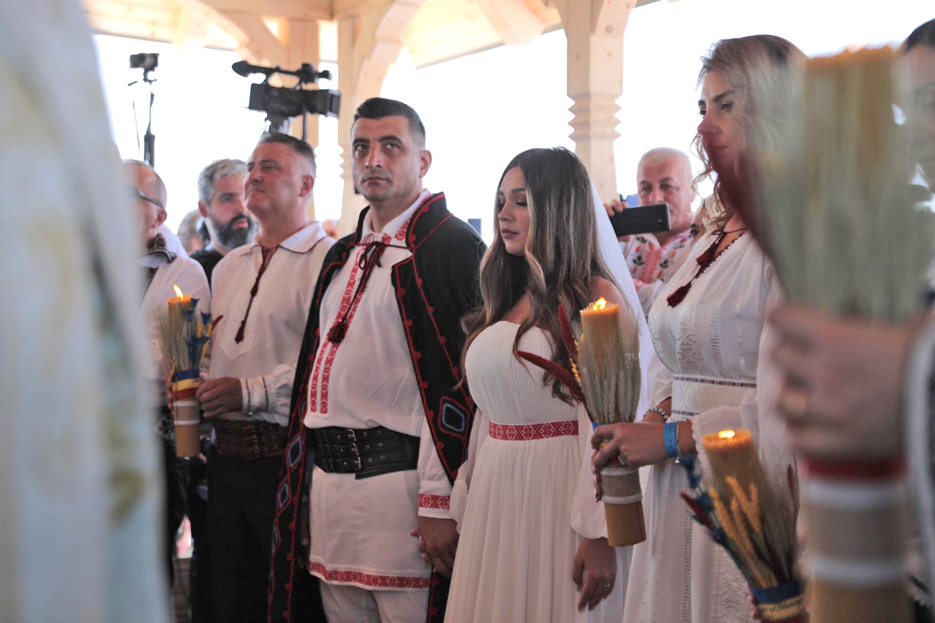 FOTO. Nunta lui George Simion, văzută de la fața locului. Câteva sute de oameni au rezistat în fața scenei, petrecerea a continuat până la 7 dimineața