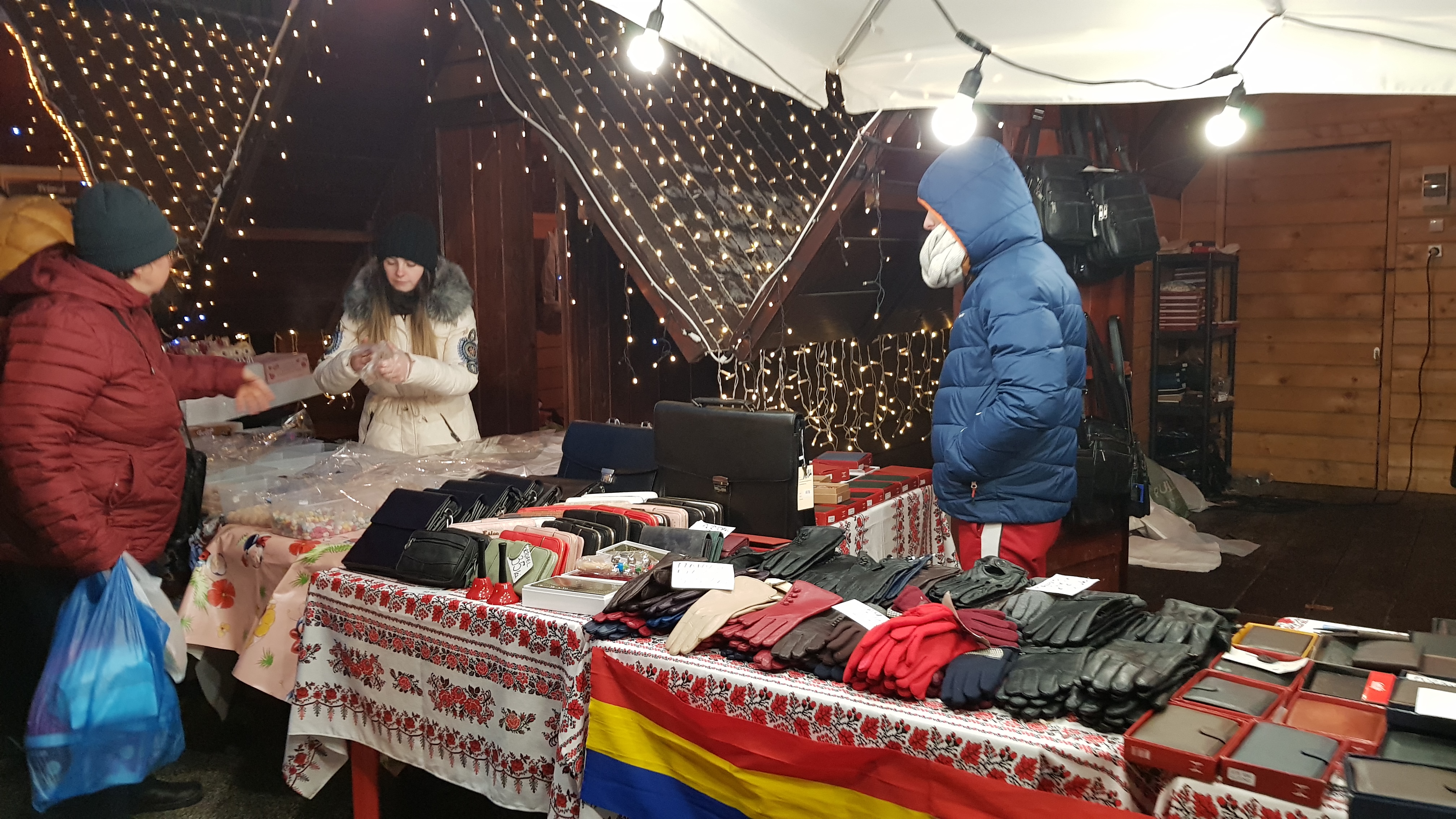 VIDEO&FOTO/ Sute de mii de luminițe multicolore s-au aprins în Iași. S-au deschis și cele două târguri de Crăciun