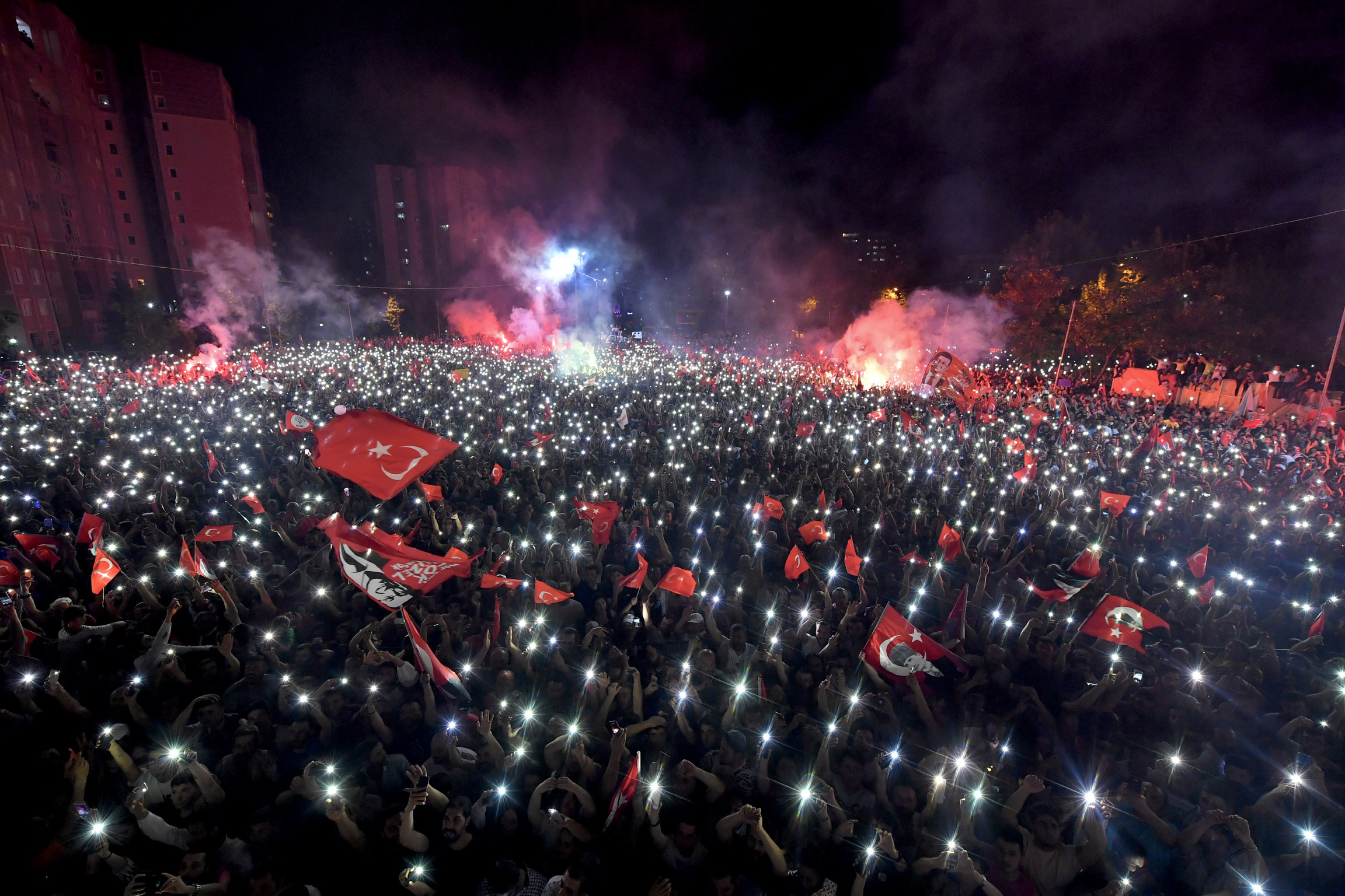 Zeci de mii de oameni au sărbătorit în stradă victoria opoziției la alegerile locale din Istanbul. Erdogan l-a felicitat pe câștigător