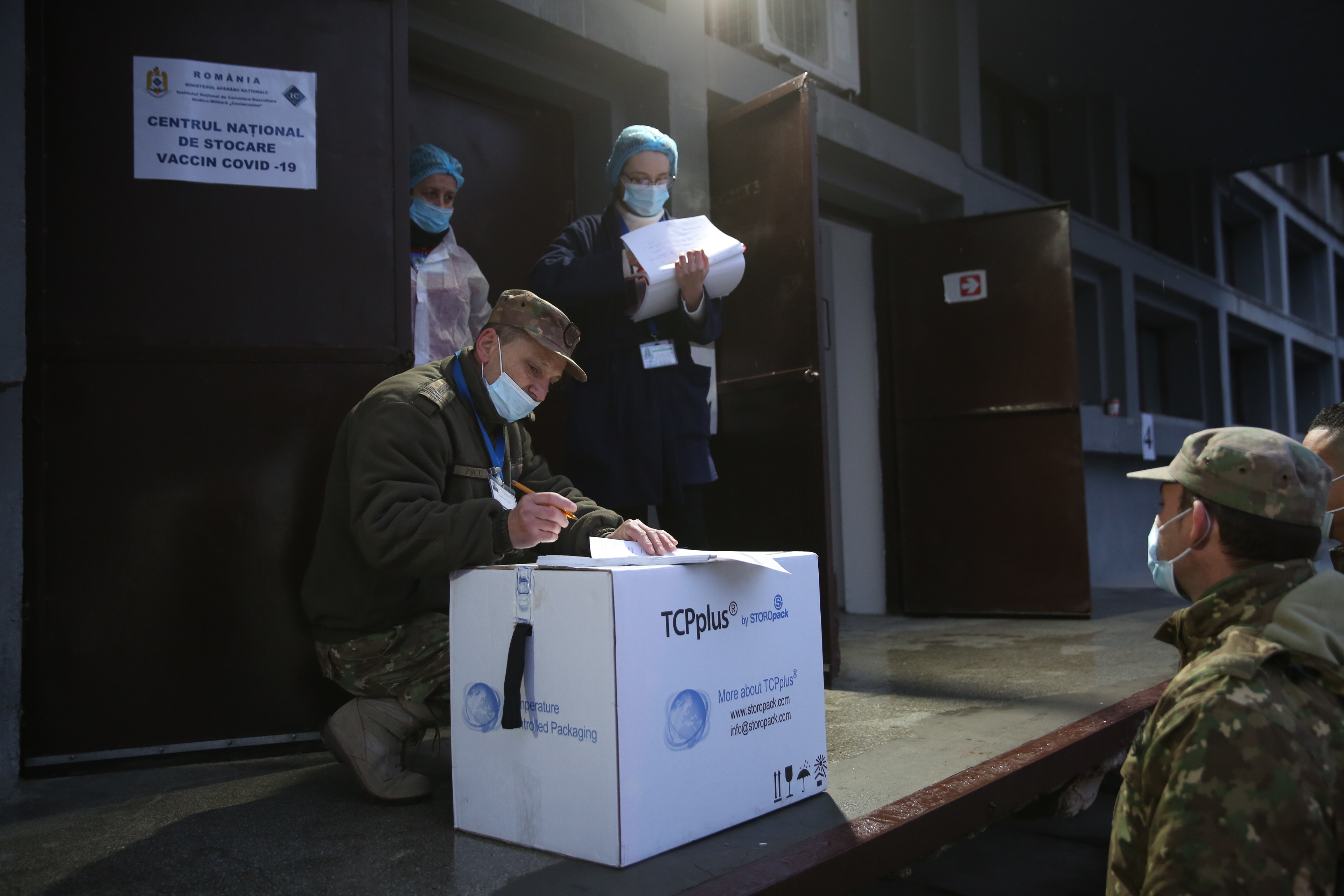 VIDEO | Vaccinul Moderna a ajuns miercuri la Institutul Cantacuzino. Va fi distribuit doar în anumite centre de vaccinare
