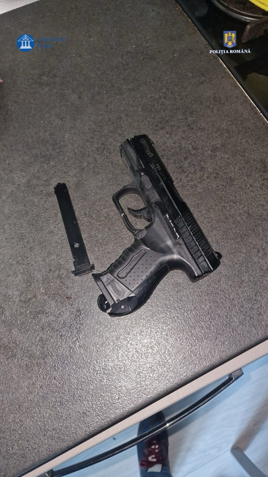 Arme letale, descoperite în Timișoara, în cadrul unor percheziții la susținători ai lui Călin Georgescu. Cum au încercat aceștia să scape de ele