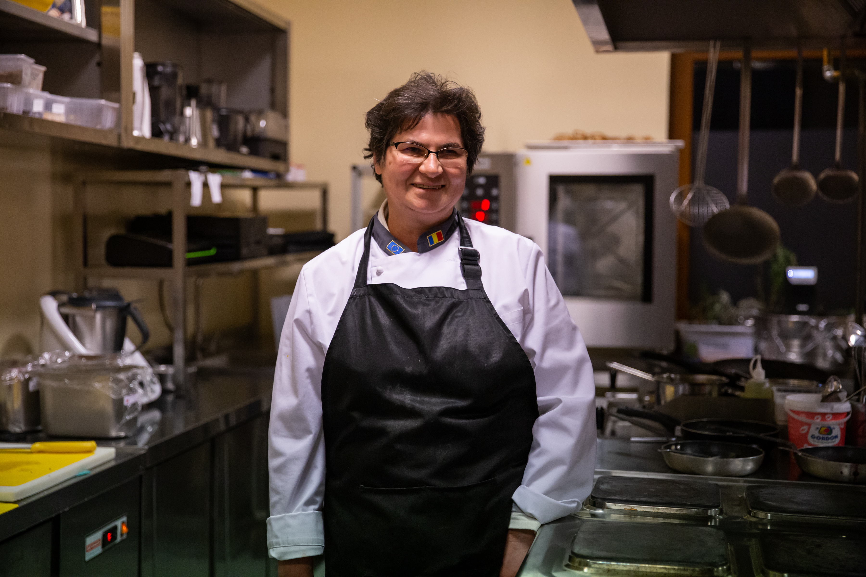 Pariul Mădălinei: primul restaurant din România unde nimic nu se aruncă, totul se transformă. Ce gust au chipsurile din zaț de cafea și piureul din coji de mere?