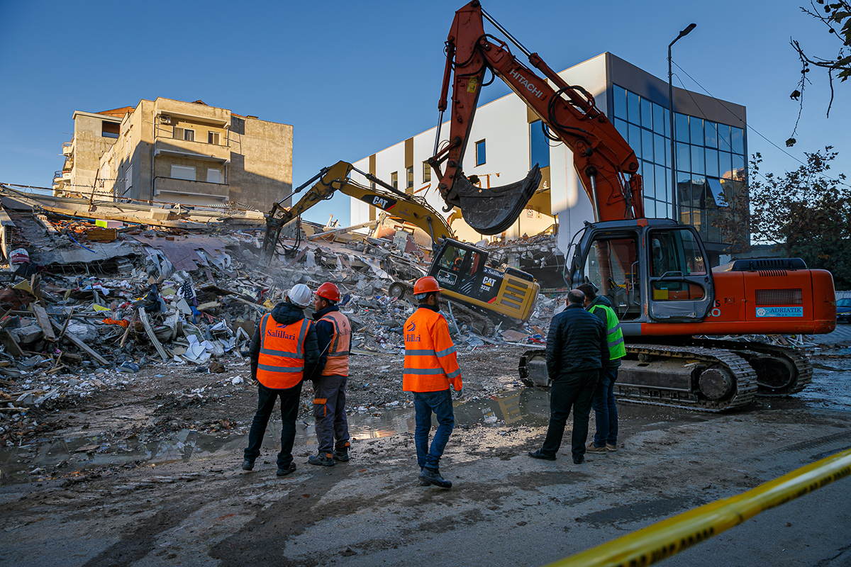 Oameni și câini au muncit împreună în iadul din Albania. Challapa, maidaneza salvată care a devenit salvatoare