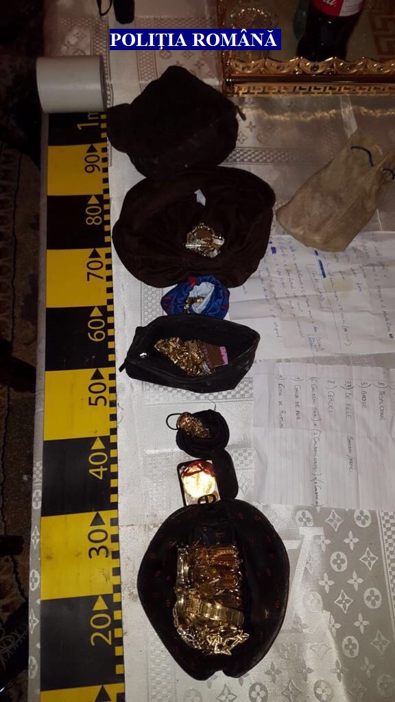 UPDATE: Săbii, macete și un pistol, confiscate din casele unor romi din Timiș. Ce au descoperit procurorii în urma descinderilor
