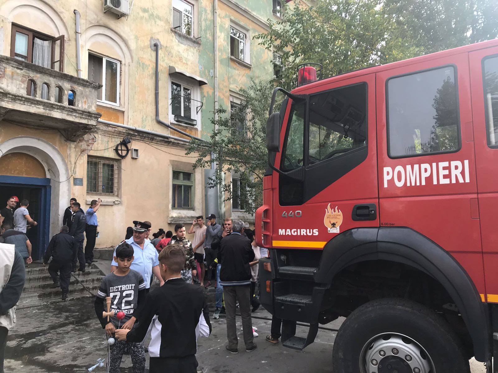 FOTO | 28 de persoane evacuate dintr-un cămin de nefamilişti din Craiova, în urma unui incendiu