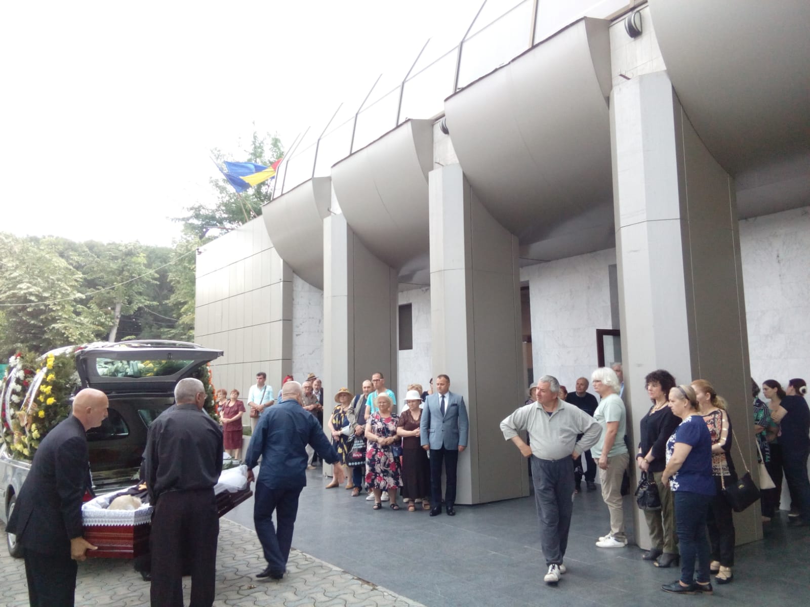 Alexandru Jula a fost condus în aplauze pe ultimul drum. Puțini dintre admiratorii săi au fost prezenți/ GALERIE FOTO&VIDEO