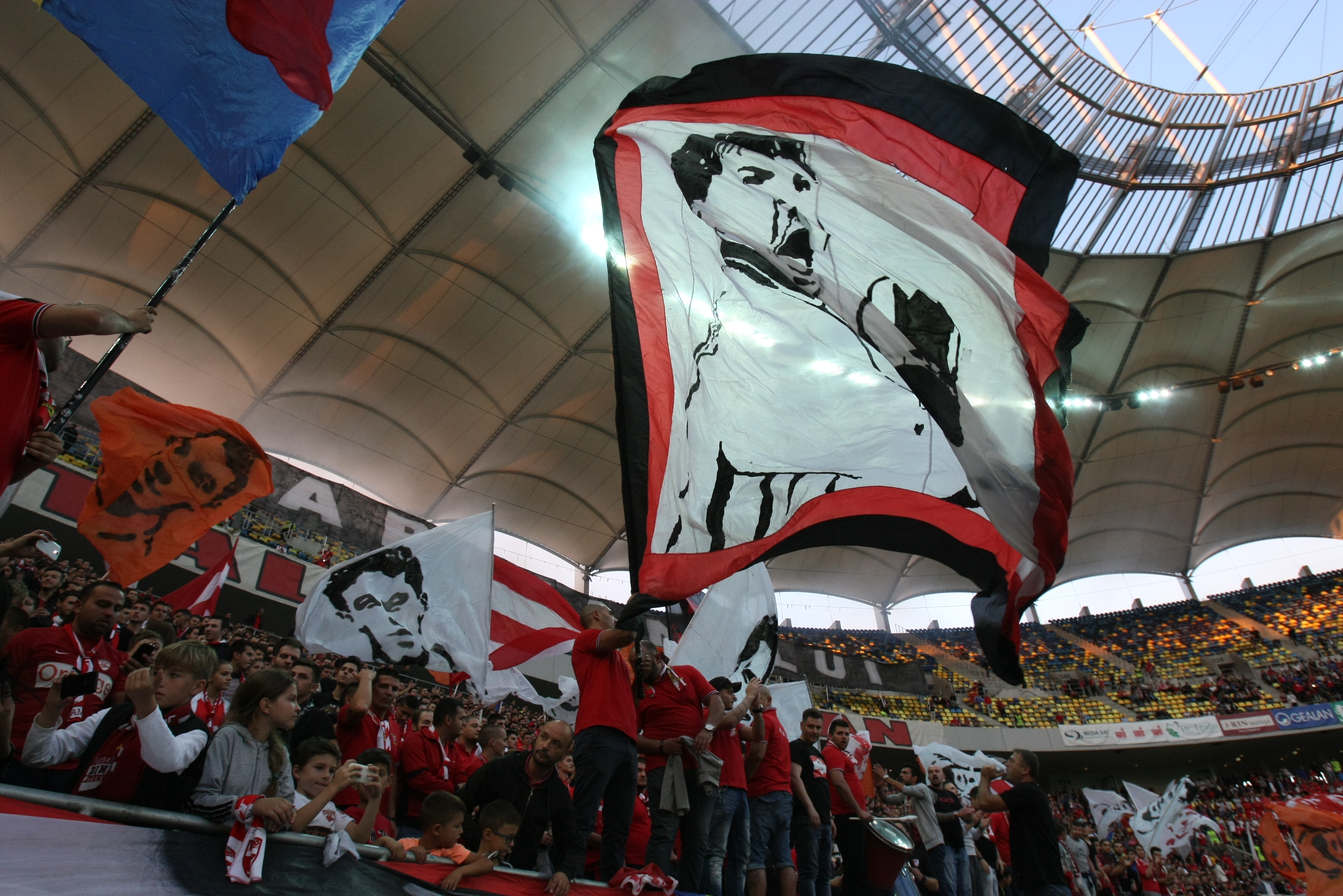 Dinamoviștii au trăit sâmbătă doar pentru Unicul Căpitan! ^În memoria lui Cătălin Hîldan, galeria ”câinilor roșii” a făcut spectacol în tribunele ”Arenei Naționale”! GALERIE FOTO
