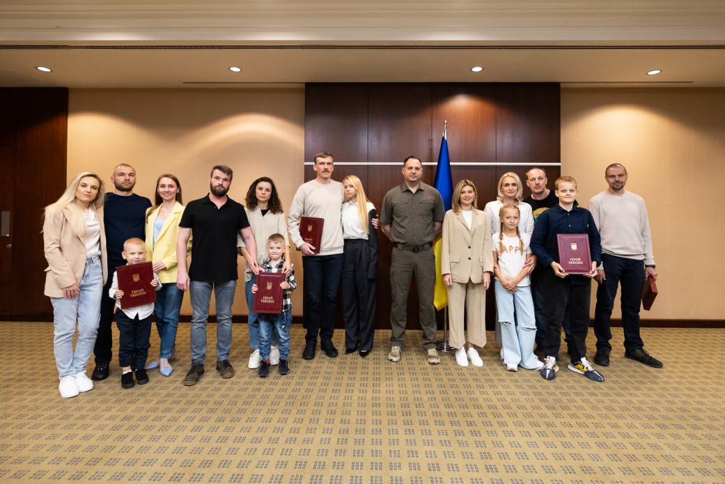 Comandanții Batalionului Azov s-au întâlnit cu familiile lor pentru prima oară de când au fost eliberați de ruși, într-un schimb de prizonieri