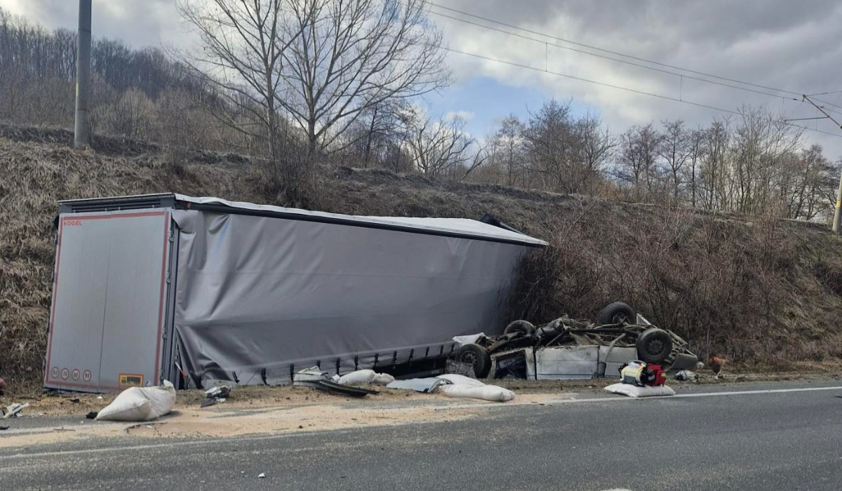 Un microbuz a fost zdrobit de un TIR, într-un accident grav pe DN6, la Domașnea: trei morți și un rănit