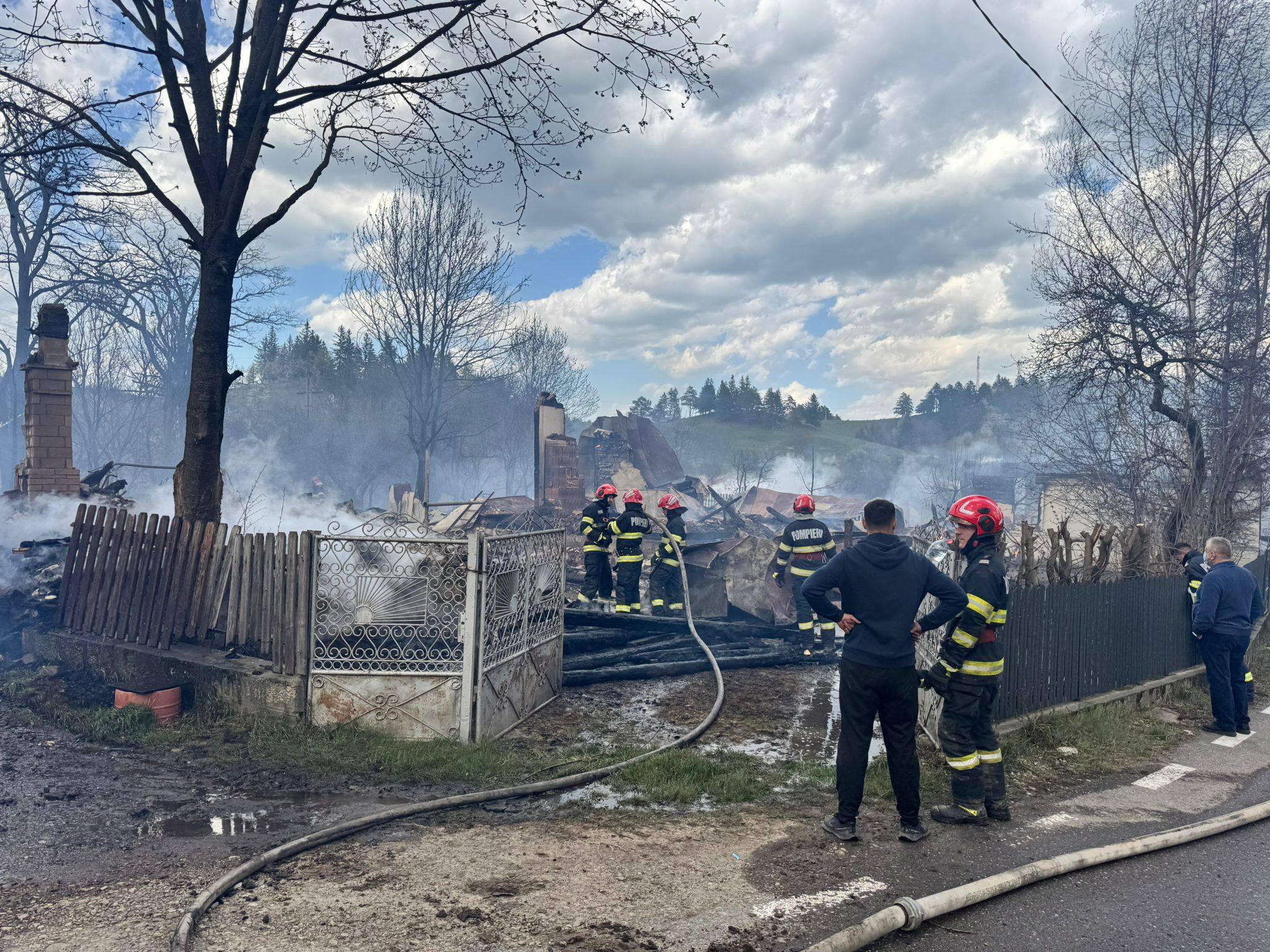 Noi imagini cu dezastrul lăsat în urmă de incendiul devastator din Soveja, în Vrancea: „Situația este critică"