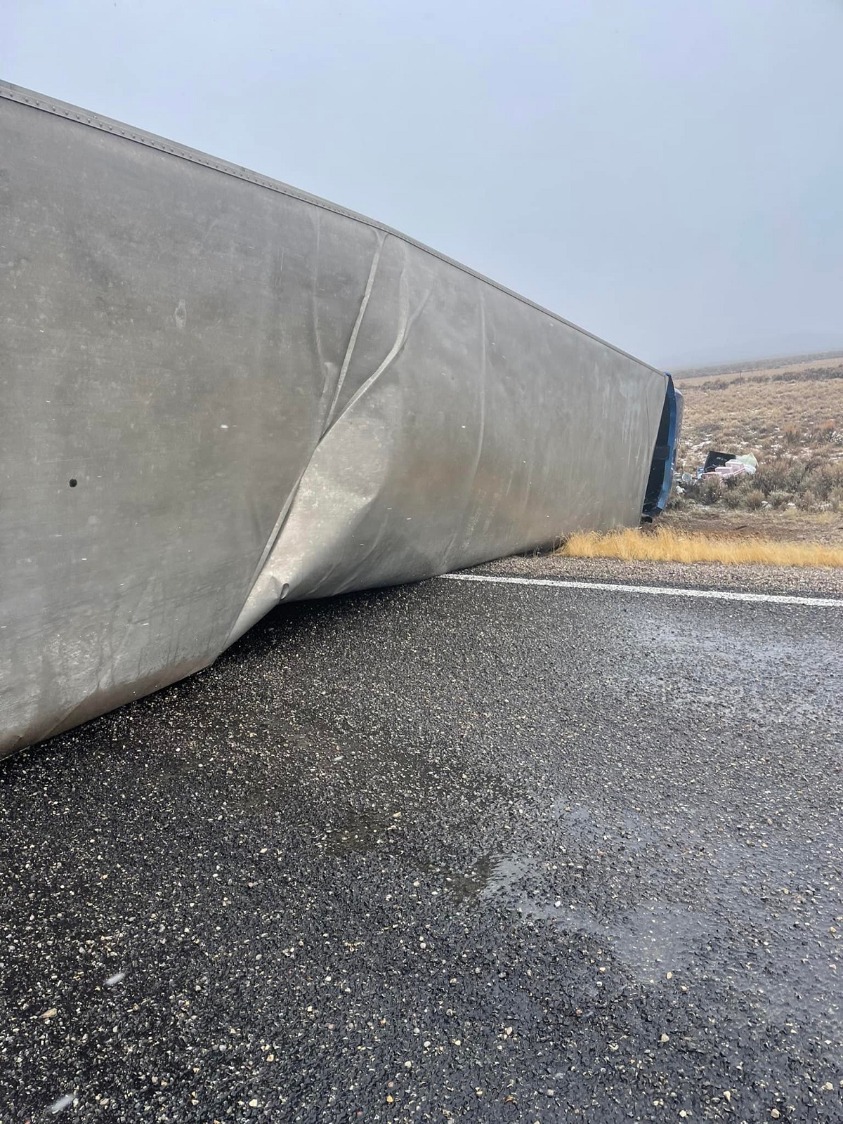 Șoferiță româncă de TIR răsturnată de vânt pe șosea, în munții de lângă Las Vegas