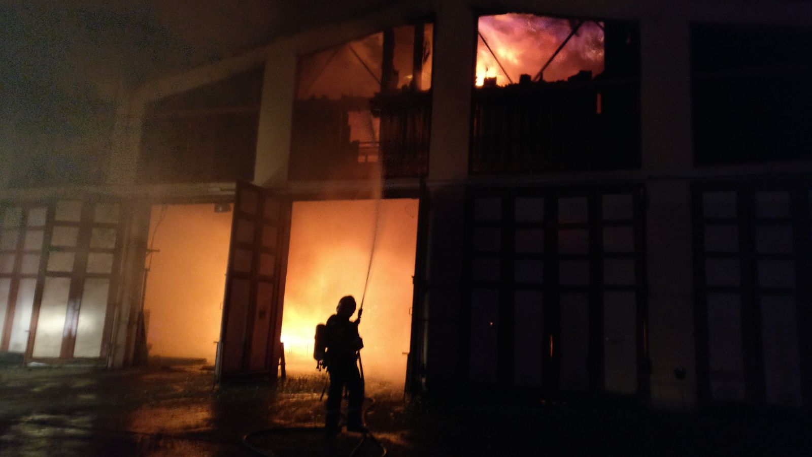 Incendiul violent la societatea de transport public din Tulcea a fost stins. „Pagubele sunt foarte mari” | FOTO&VIDEO