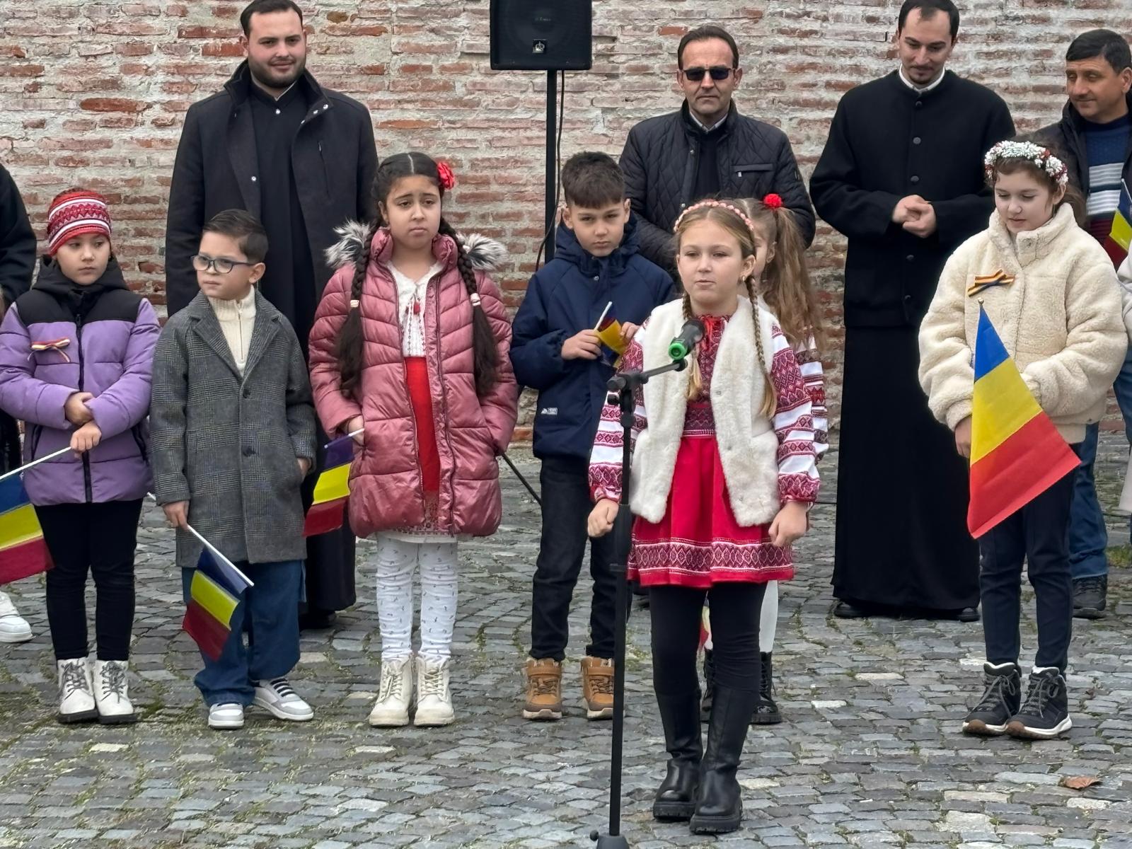 De Ziua Națională, la Potlogi, Dâmbovița, copiii au dat fasolea cu ciolan pe hotdog. „Nu vă luați după venetici”