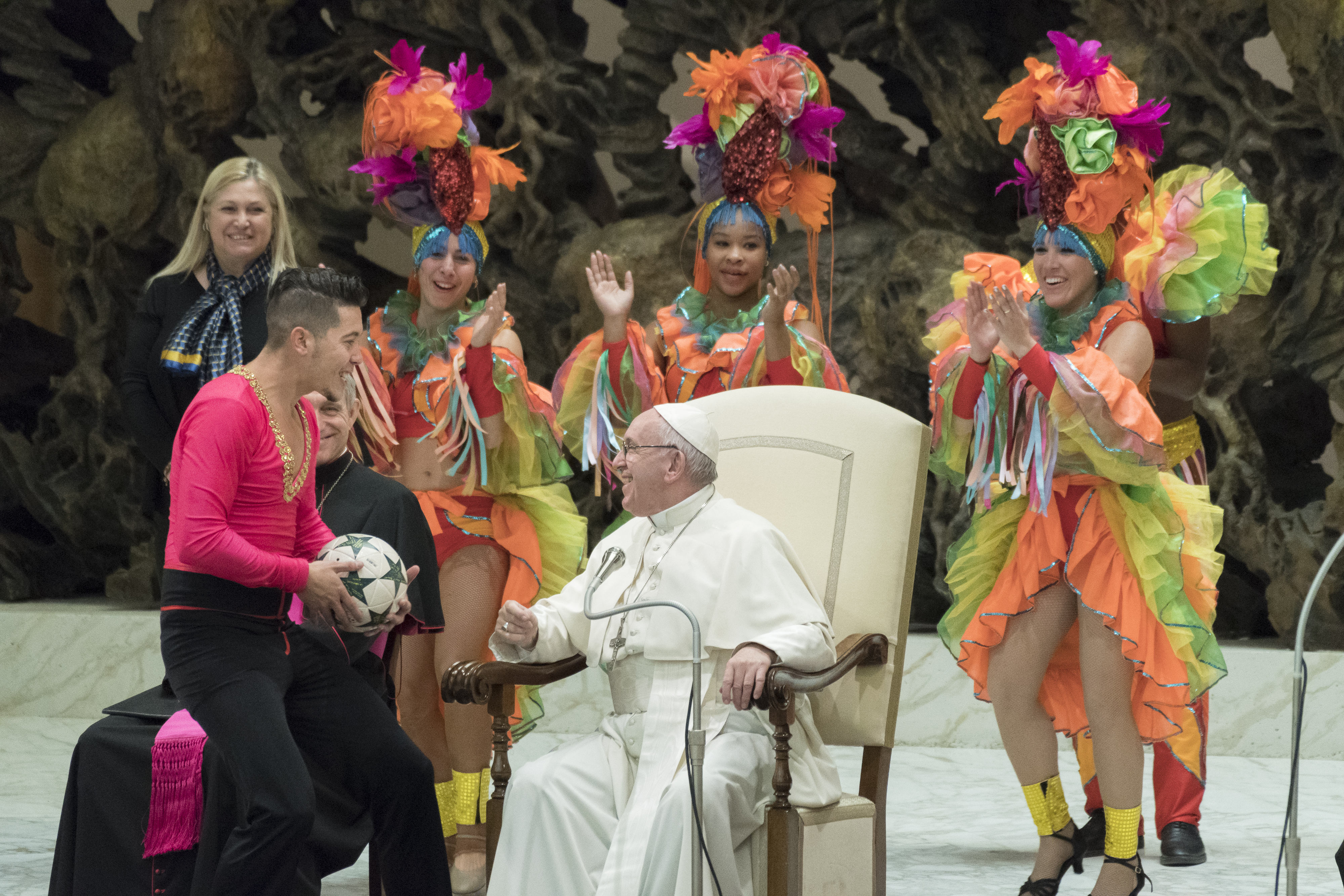 FOTO | Imagini inedite cu Papa Francisc. Suveranul Pontif a fost vizitat de artiști de circ