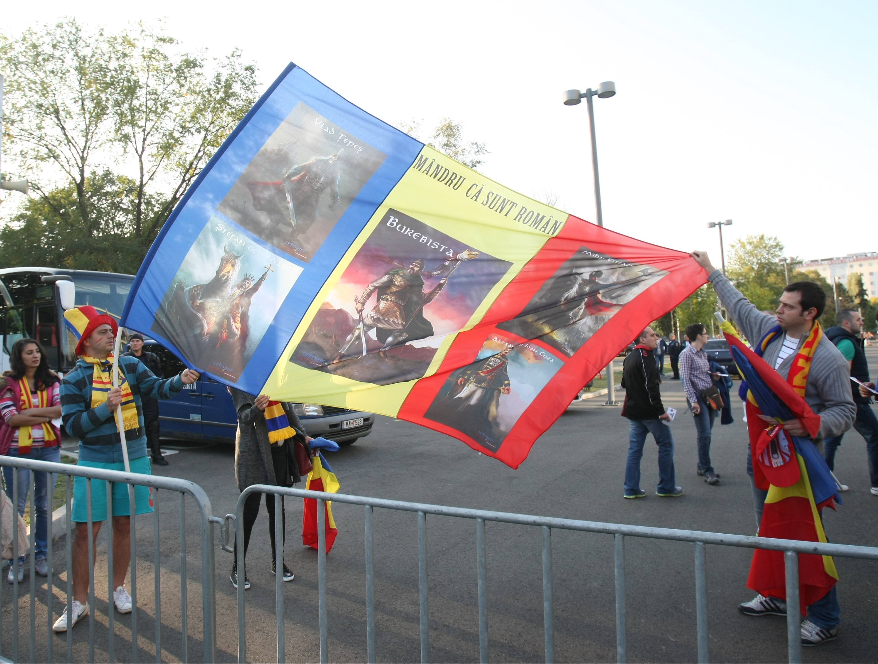 GALERIE FOTO / Jucătorii au ajuns la stadion. Suporterii români au făcut poze cu tricolorii