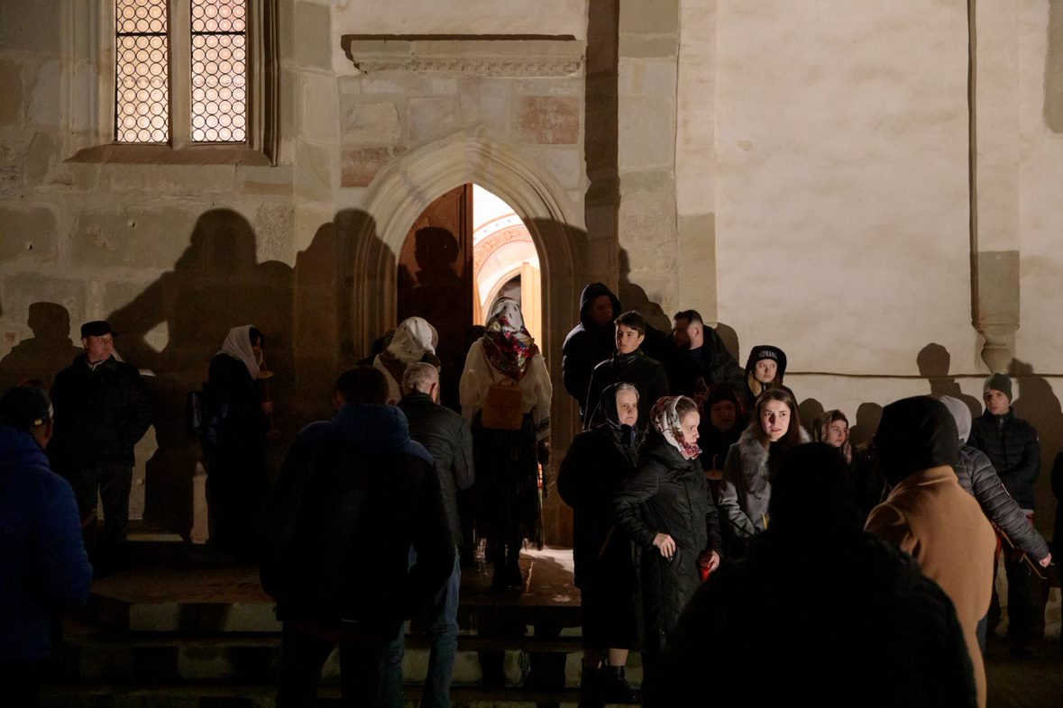 FOTOREPORTAJ. Învierea la Mănăstirea Putna, locul în care mai mulți refugiați ucraineni și-au găsit adăpost în calea războiului