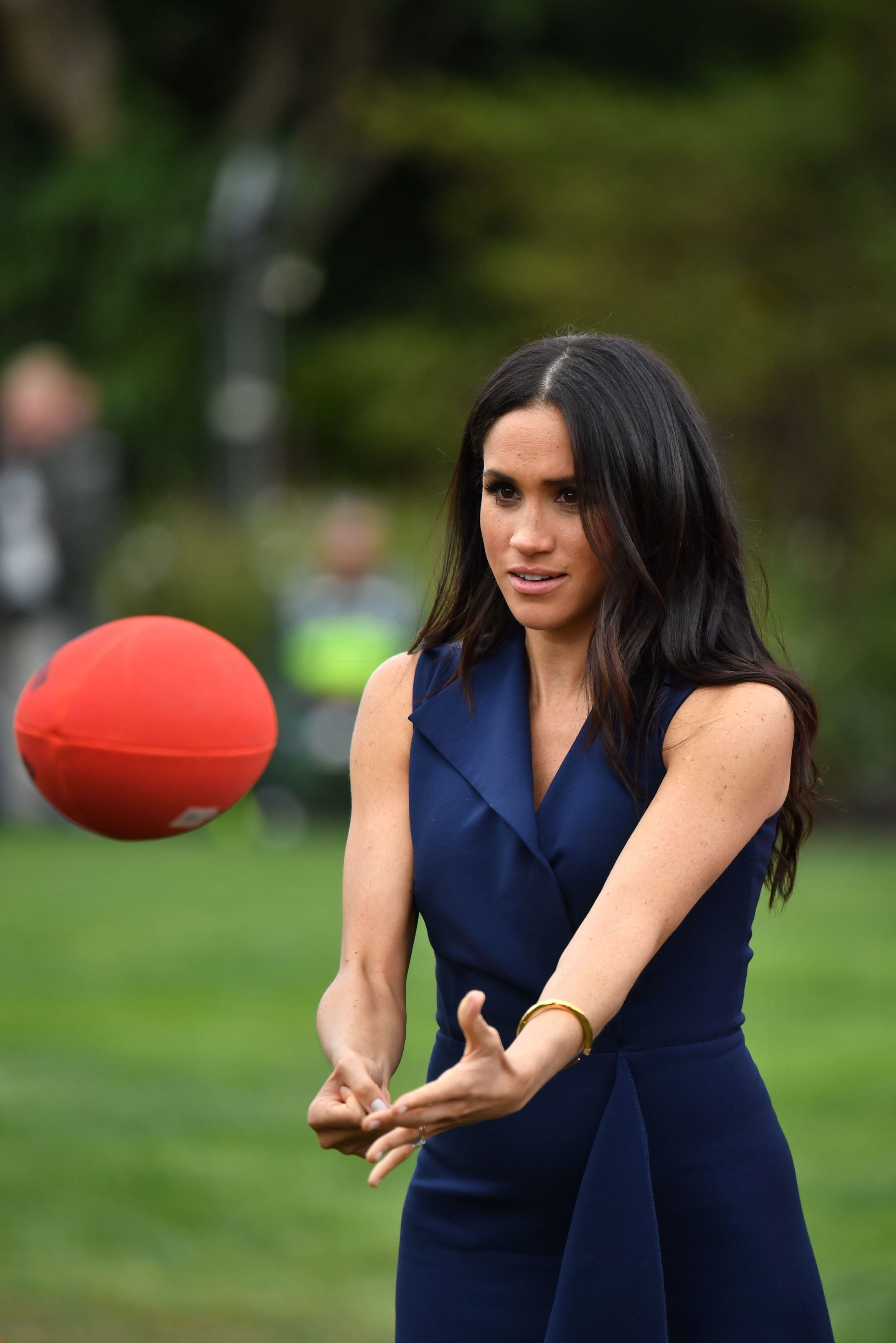 Ținuta care i-a scos în evidență burtica de gravidă lui Meghan Markle | FOTO
