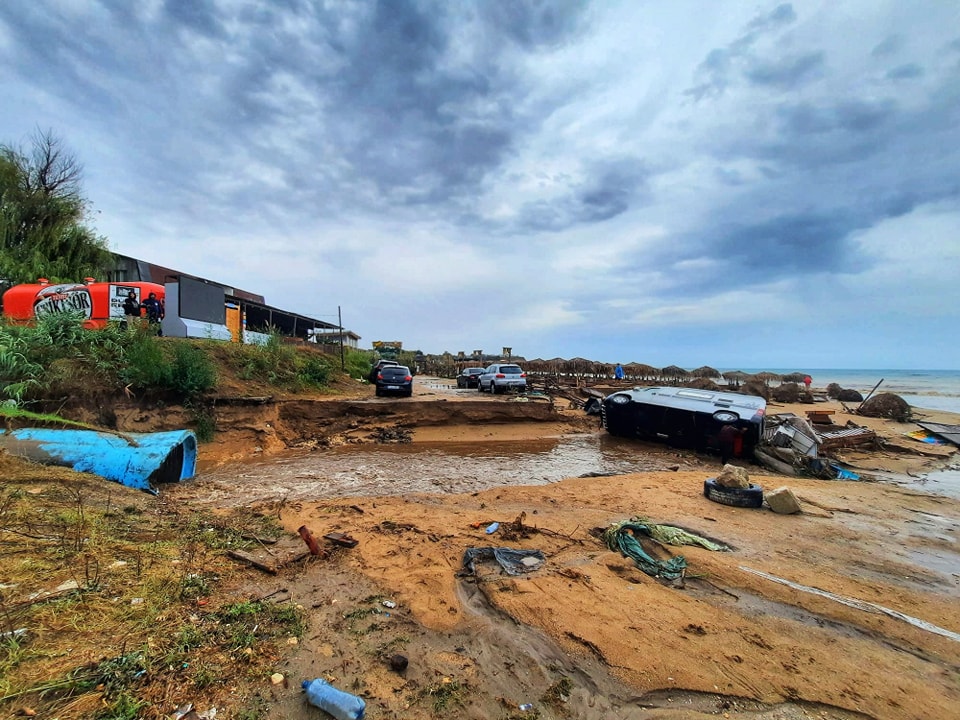Urmările ploilor puternice de pe litoral. La Mangalia au căzut 200 l/mp. Maşini luate de apă, inundaţii în mai multe staţiuni: dezastru la Venus şi Vama Veche | FOTO