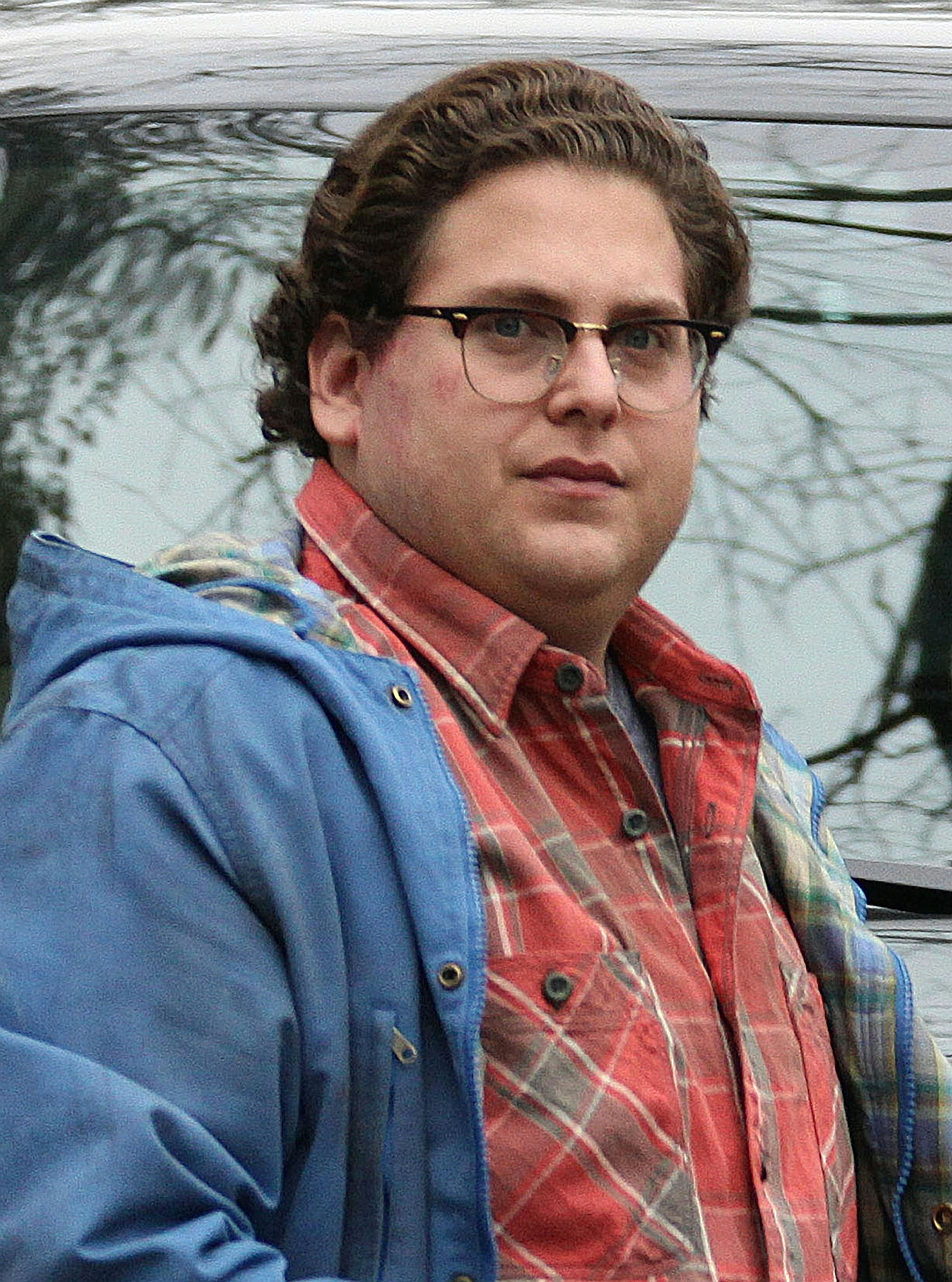 Jonah Hill a ajuns de nerecunoscut. A fost fotografiat în pantaloni scurți și nebărbierit de luni bune, după ce a slăbit colosal