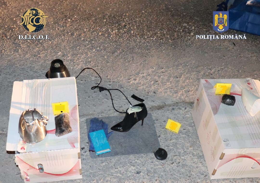 Două persoane au fost prinse în flagrant în timp ce transportau droguri în Covasna. Substanțele erau ascunse într-un aspirator și o cafetieră