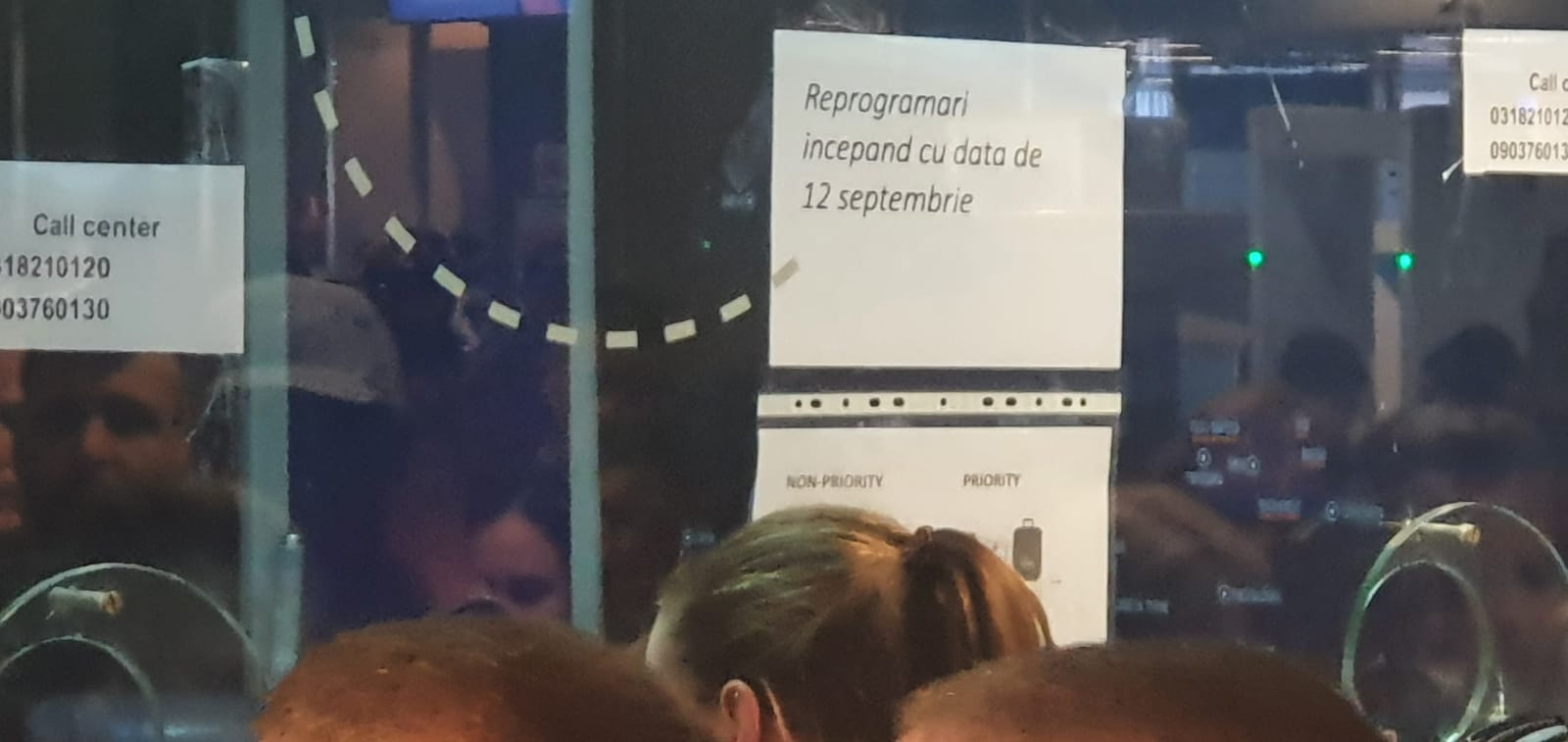 Imagini cu haosul de pe aeroportul Otopeni, unde călătorii au aflat că Blue Air a suspendat toate zborurile