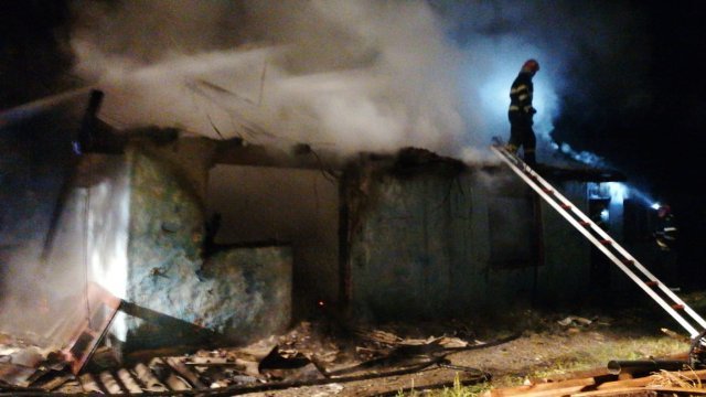 Două femei și o adolescentă din Iași au murit intoxicate cu fum, după ce le-a luat foc casa