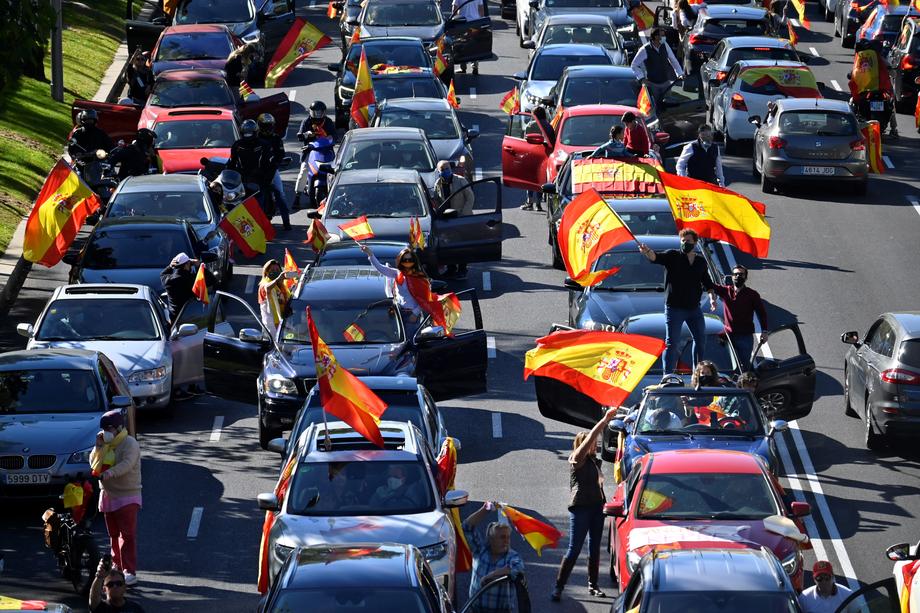 VIDEO | Protest din mașini la Madrid, față de restricțiile antiepidemice, chiar de Ziua Spaniei. Şoferii au blocat un bulevard principal