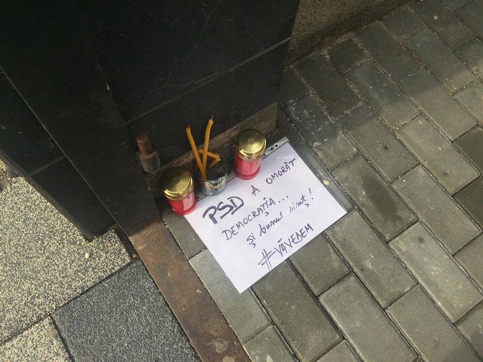Candele şi lumânări puse la intrarea în sediul PSD Alba. "PSD a omorât democraţia…şi bunul simţ”| FOTO