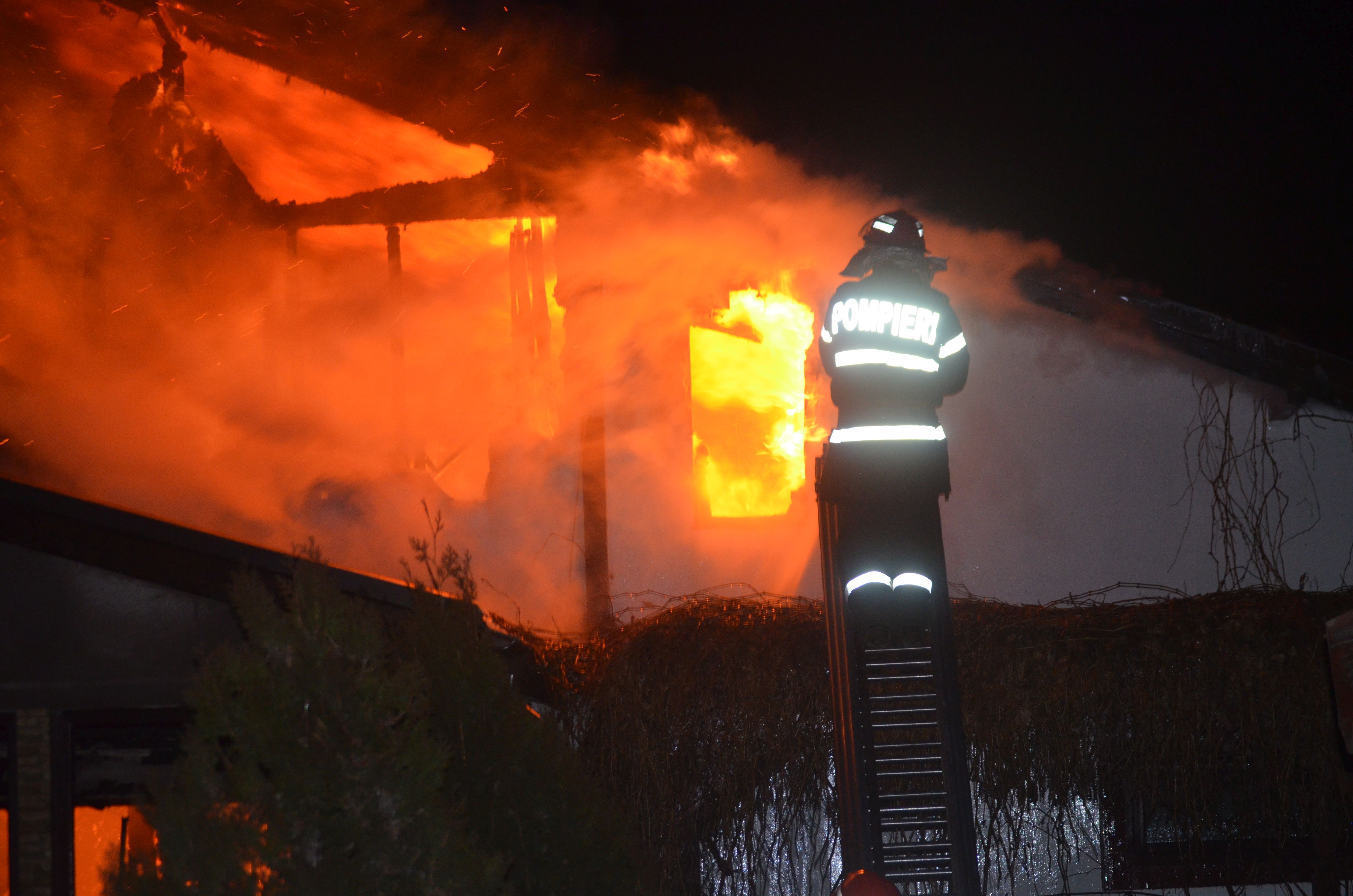 Un han a fost distrus din temelii de un incendiu devastator GALERIE FOTO