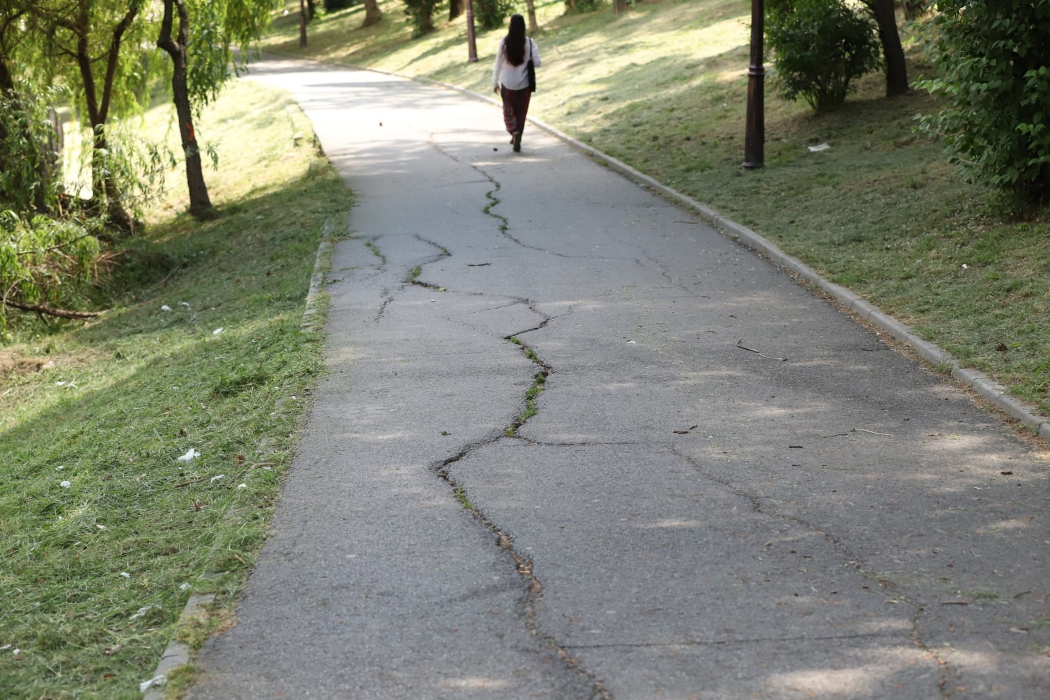 Cum arată lacul golit din parcul Herăstrău din București. Trotinete și scaune, printre obiectele găsite pe fundul lacului