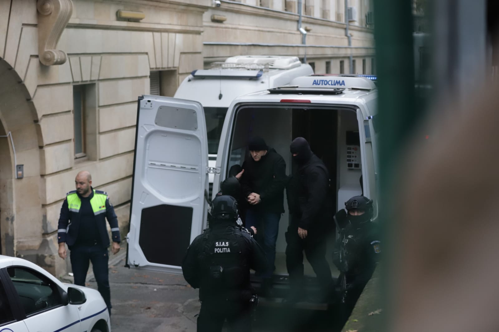 Horațiu Potra, păzit de un comando de mascați. Șeful mercenarilor a fost adus la Curtea de Apel București, alături de fiul și nepotul său