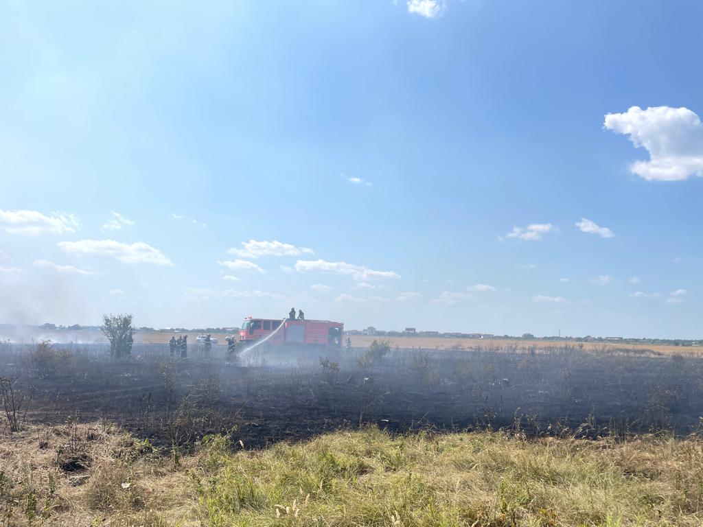 Un nou incendiu la marginea Bucureștiului. S-a manifestat pe o suprafață mare cu degajări mari de fum
