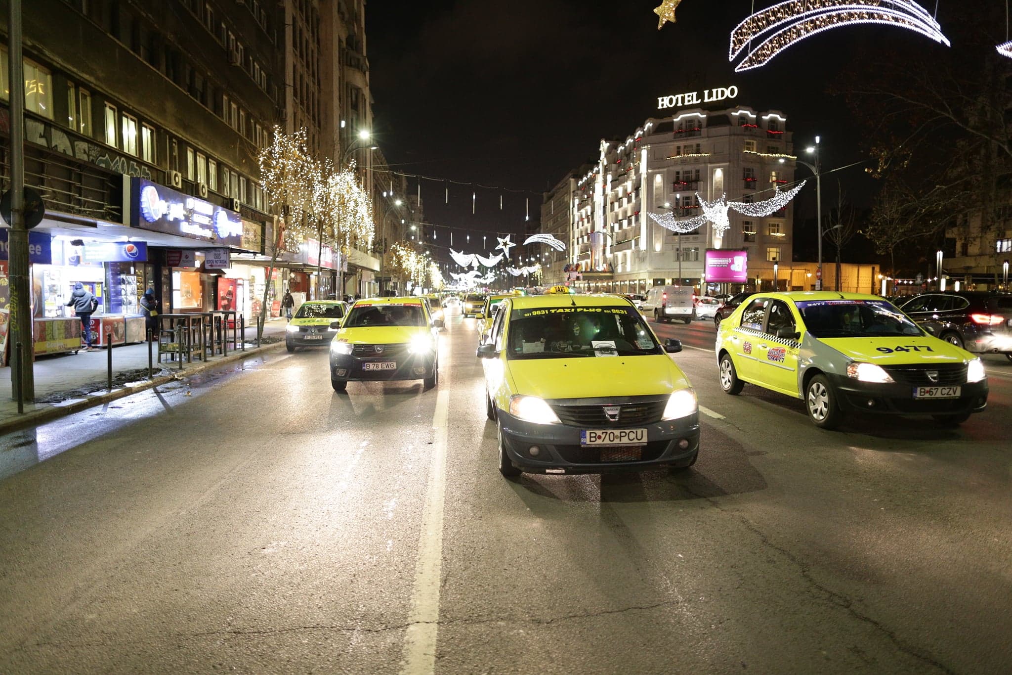 UPDATE: Protestul taximetriștilor din București față de Uber s-a încheiat. "Vom ieşi în fiecare seară, până se va face ceva" / FOTO&VIDEO