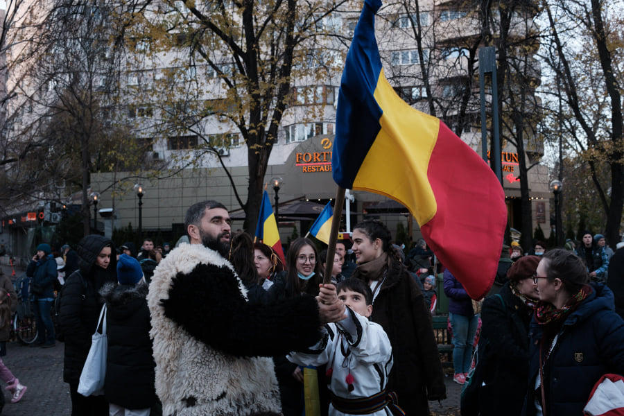 Protest anti-restricții, de Ziua Națională, în București. Sunt câteva sute de persoane în Piața Universității