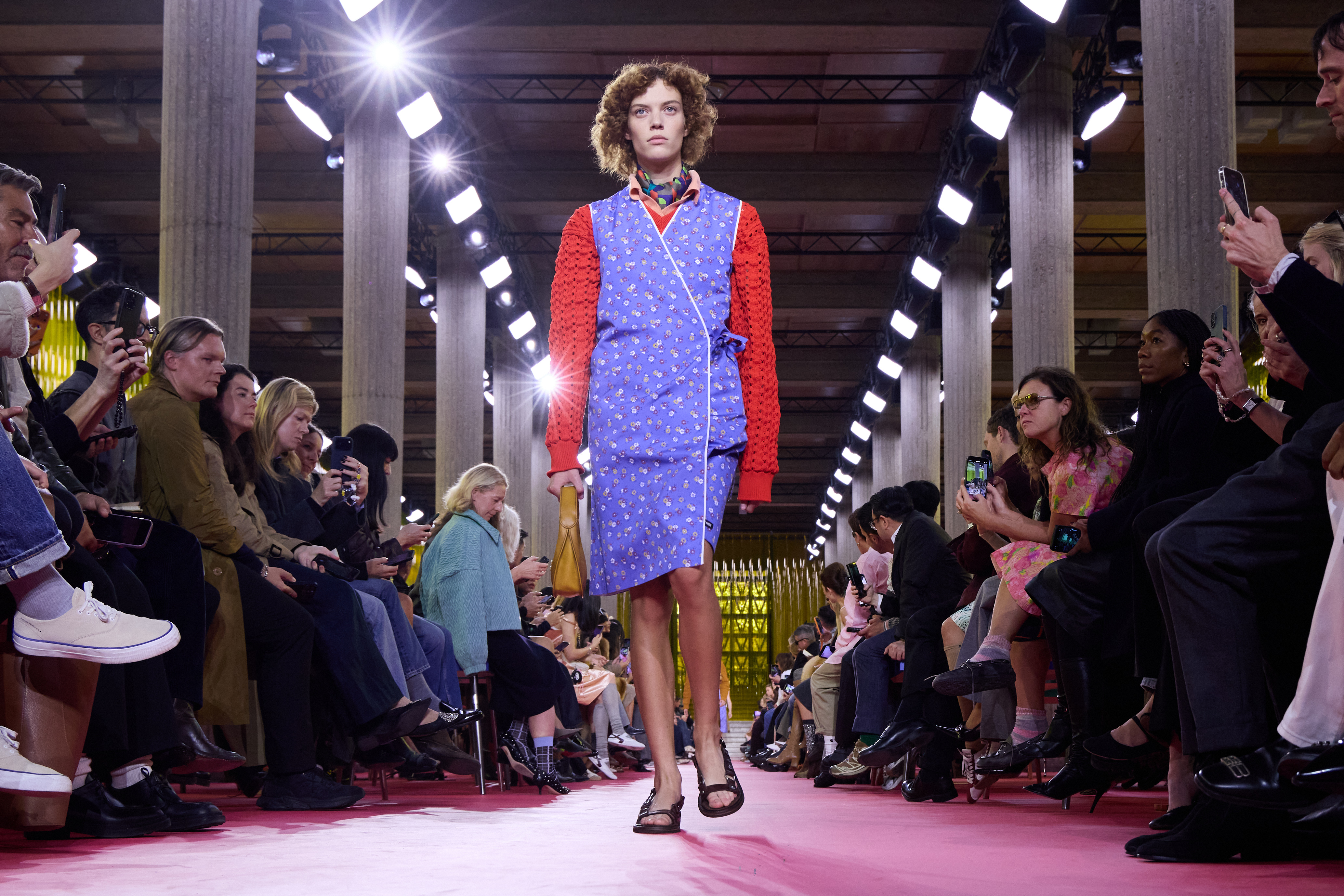 Fartuch w roli głównej. Miu Miu zaskakuje na tygodniu mody w