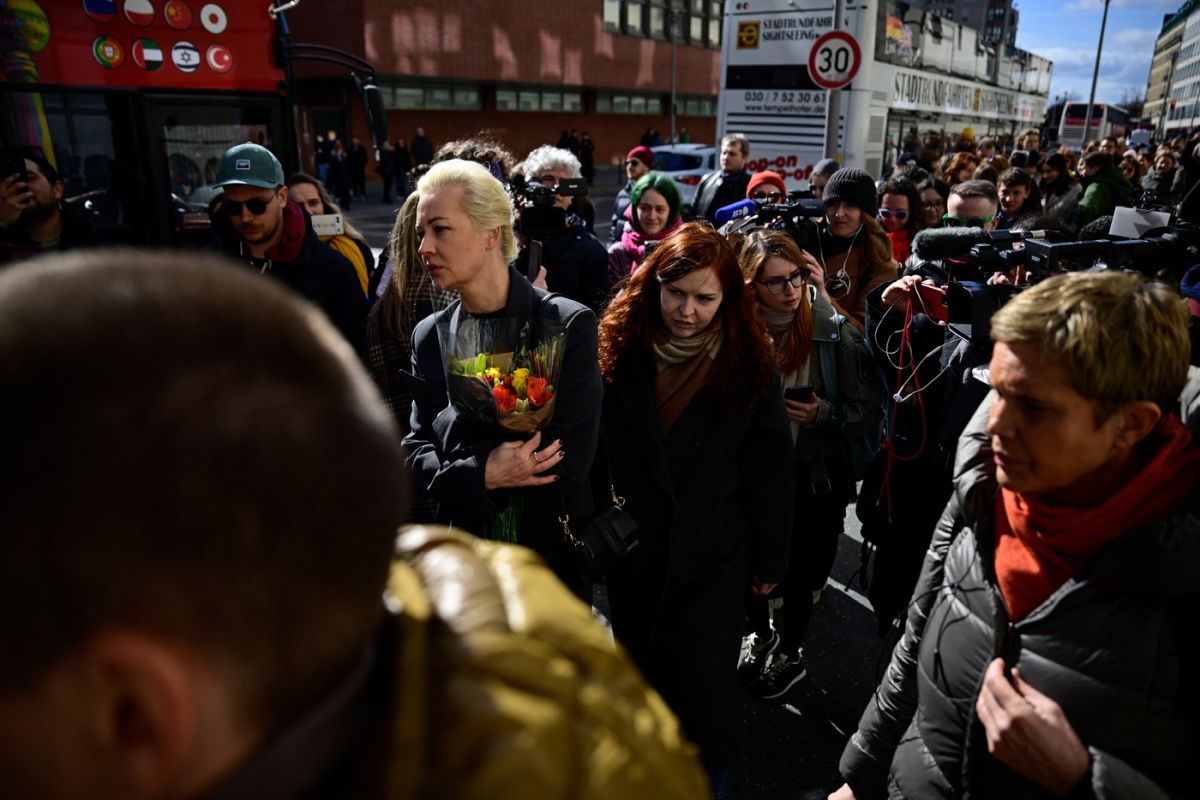 Iulia Navalnaia, în fruntea protestului „Prânz împotriva lui Putin” din Berlin. Văduva lui Navalnîi, aplaudată de oamenii aflați la coadă să voteze