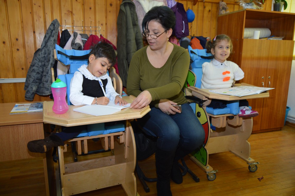 EXCLUSIV/ Delia, fetița care în pofida handicapului grav merge la o școală obișnuită, s-a integrat bine în colectiv: "Îmi place mult la școală"/FOTO