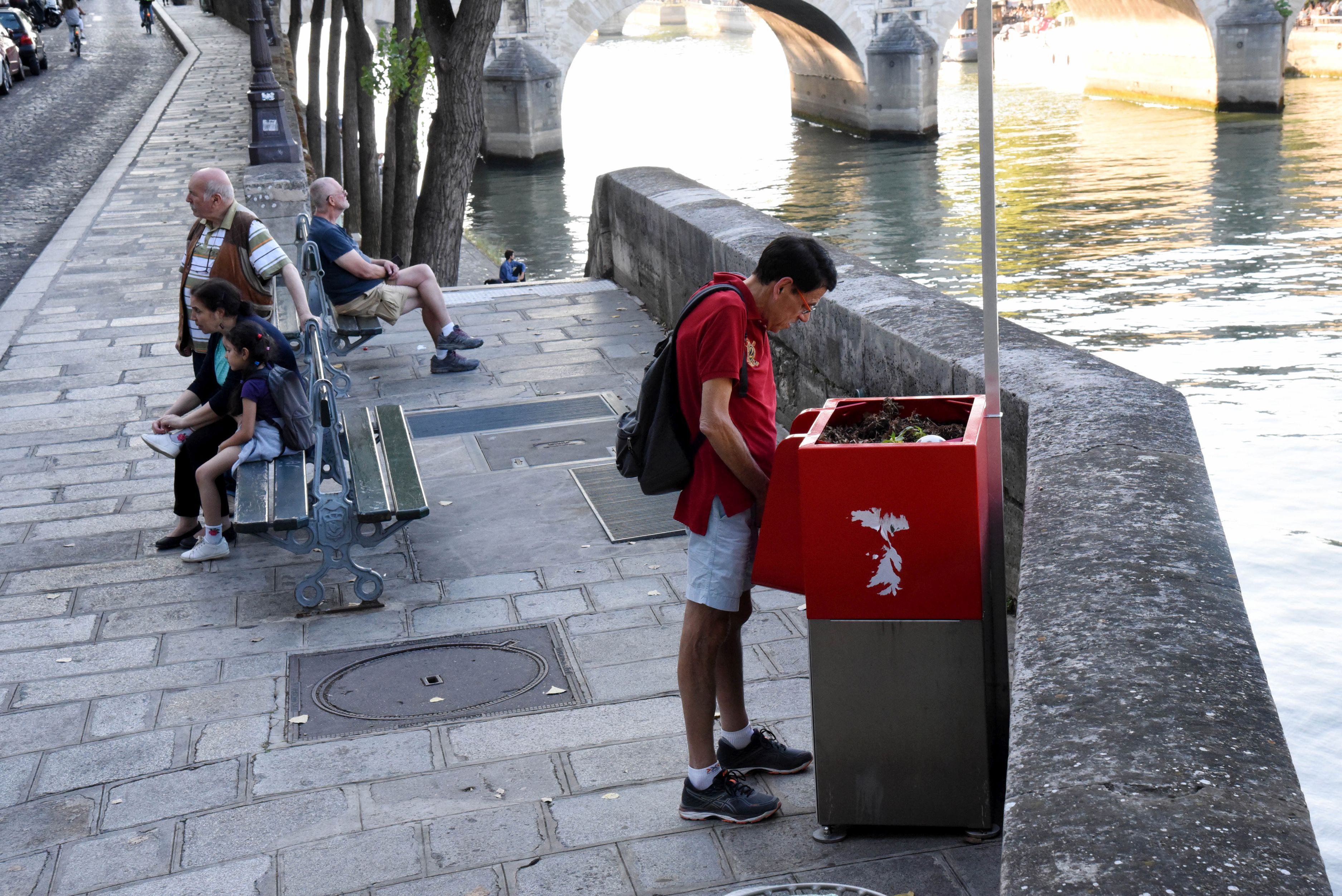 FOTO | Parisul a instalat mai multe pisoare publice, iar localnicii sunt revoltați