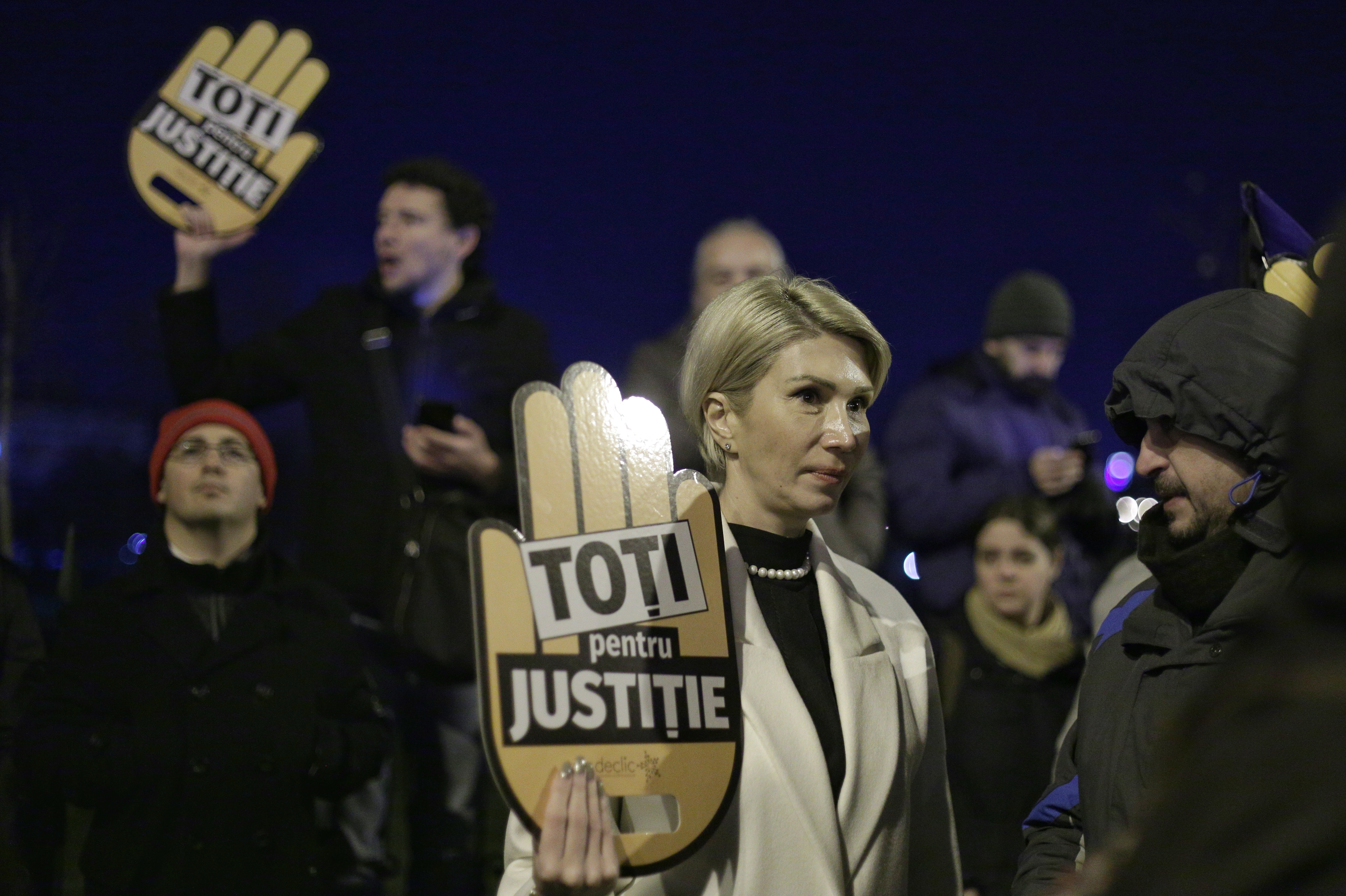 Noi proteste la Parlament față de modificarea legilor justiției. Opoziția, din nou în stradă | FOTO
