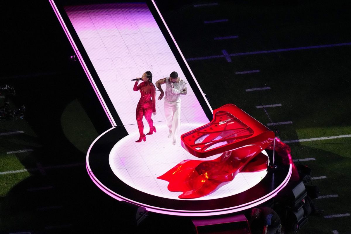 Usher a făcut spectacol cu hiturile sale în pauza Super Bowl 2024. Invitații-surpriză din timpul show-ului | VIDEO