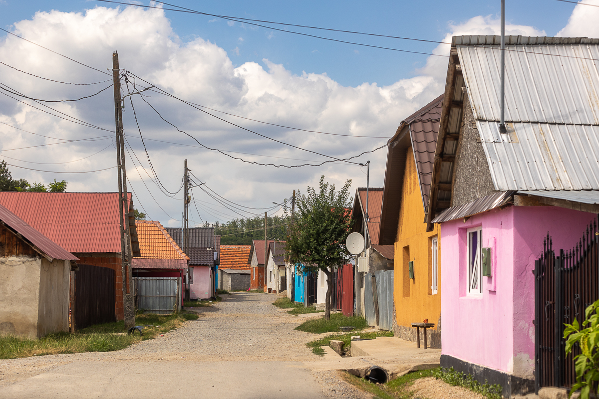 Mărturiile angajatelor plătite cu 2.700 de lei pe lună de Viorel Pașca: „A ajutat pe toată lumea! Şi pe noi, că am mai avut unde lucra!”