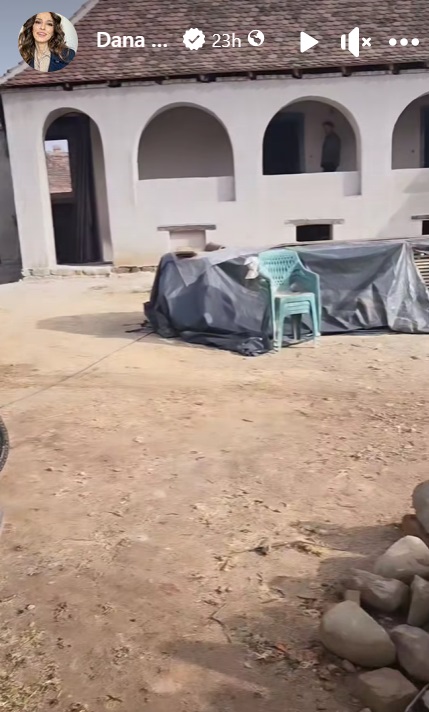 Imagini noi cu casa pe care o renovează Dana Rogoz la Viscri. Lucrările la locuința săsească au avansat
